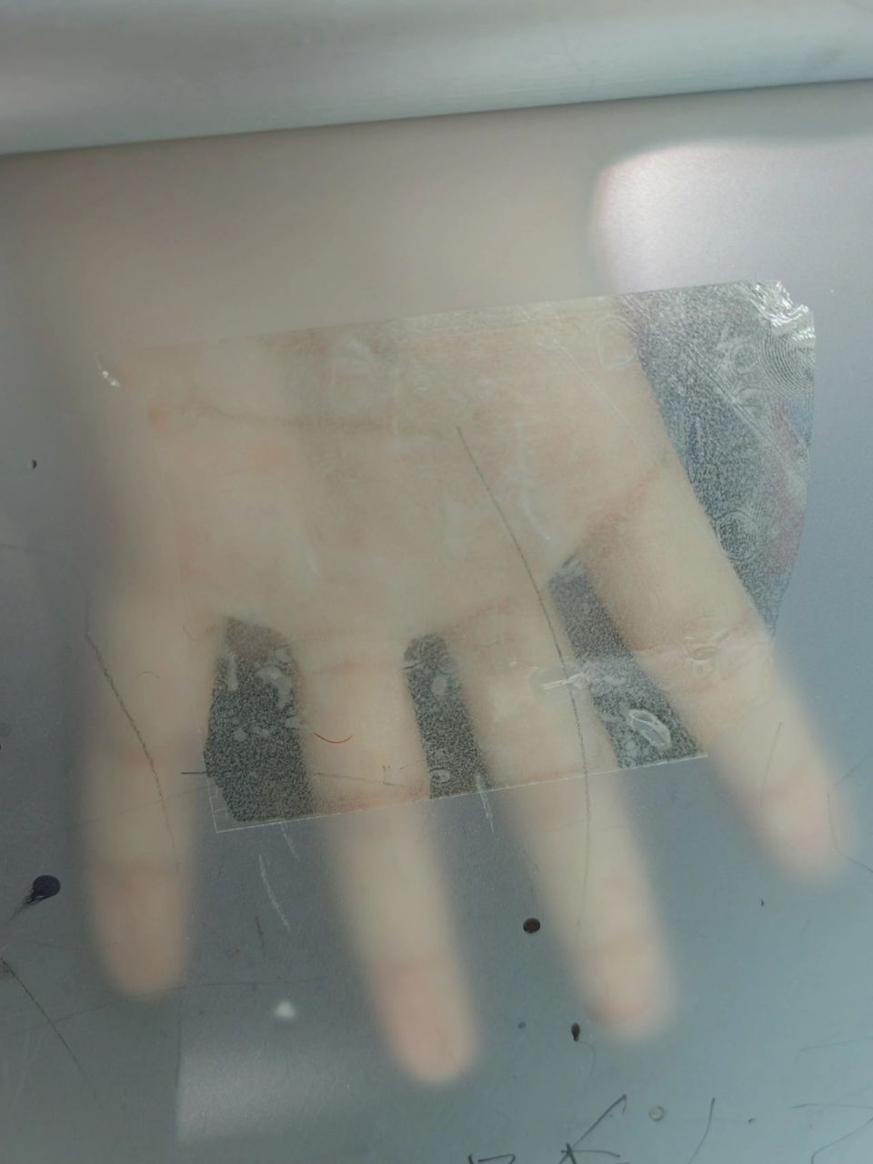 磨砂玻璃粘上透明胶带后,竟然变成了透明玻璃. 这是什么原理?