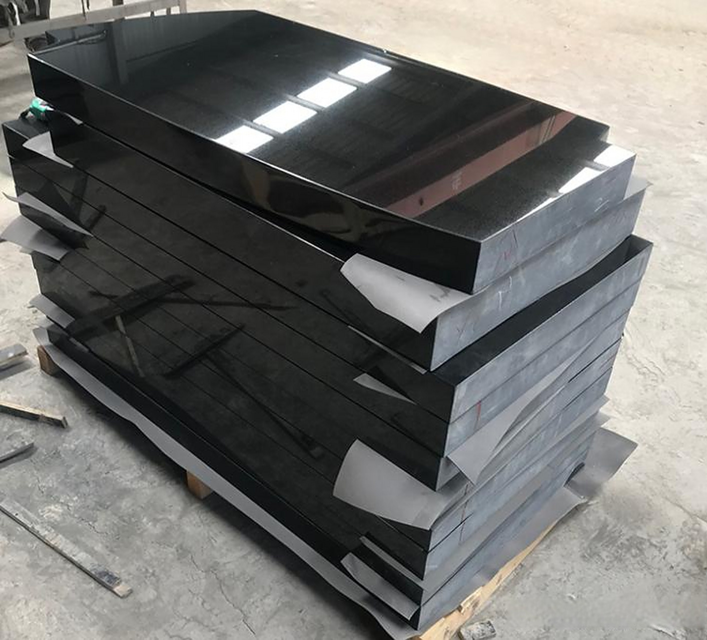 中国黑石材和山西黑石材都是黑色的天然石材,但它们在颜色,纹理和质量