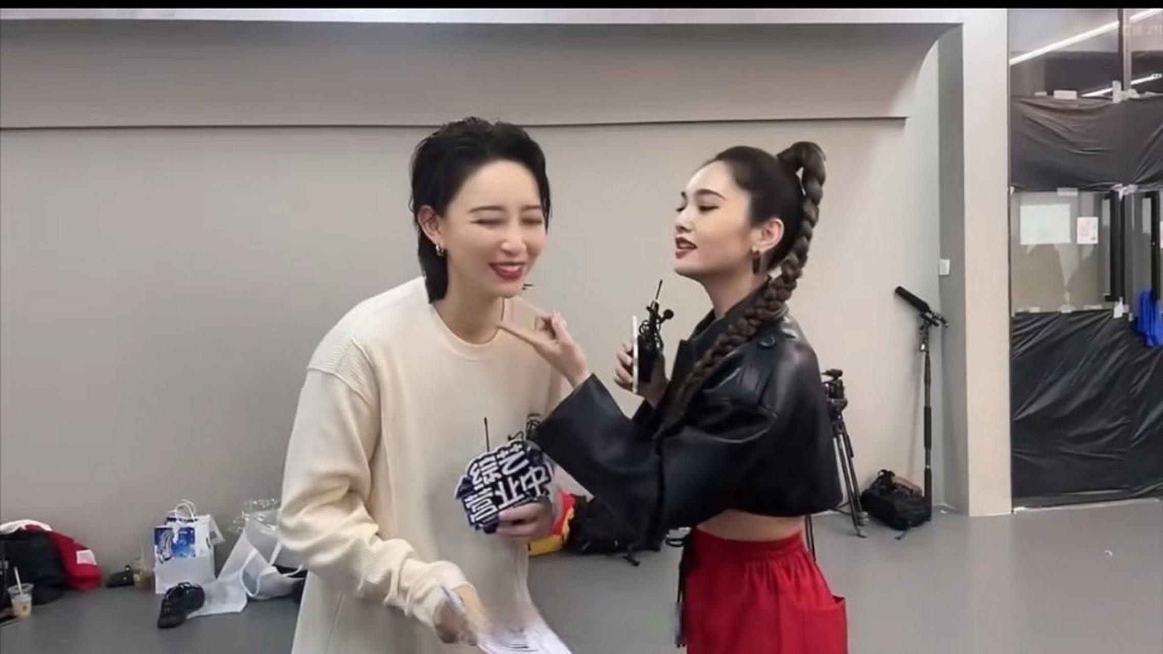 61杨丞琳对着李斯丹妮眼神拉丝这两个姐妹花也太有意思了,越来越
