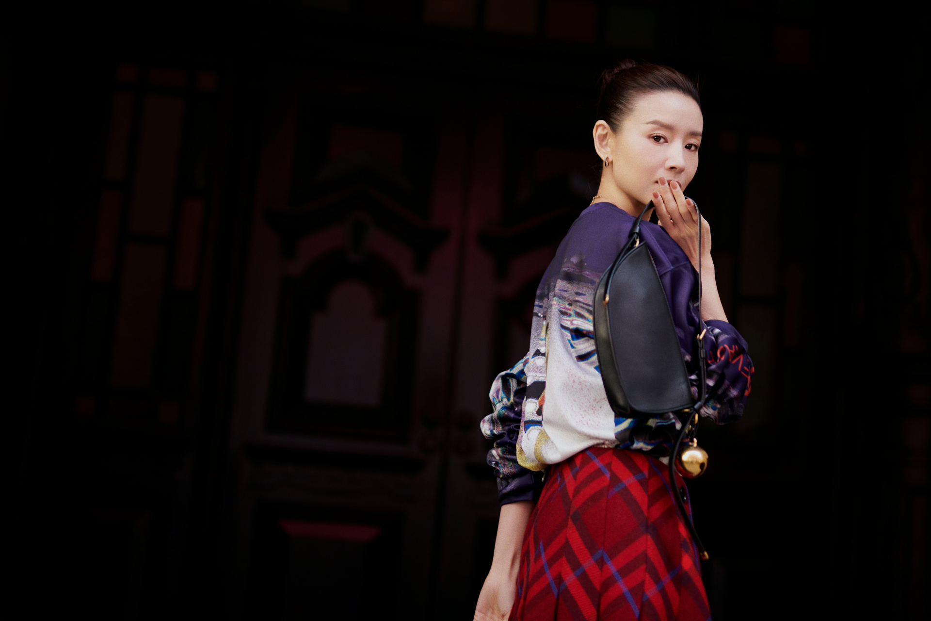 t风格论坛# @董洁 深冬街头,英伦格纹漫步.自信舒适,优雅自成一派.