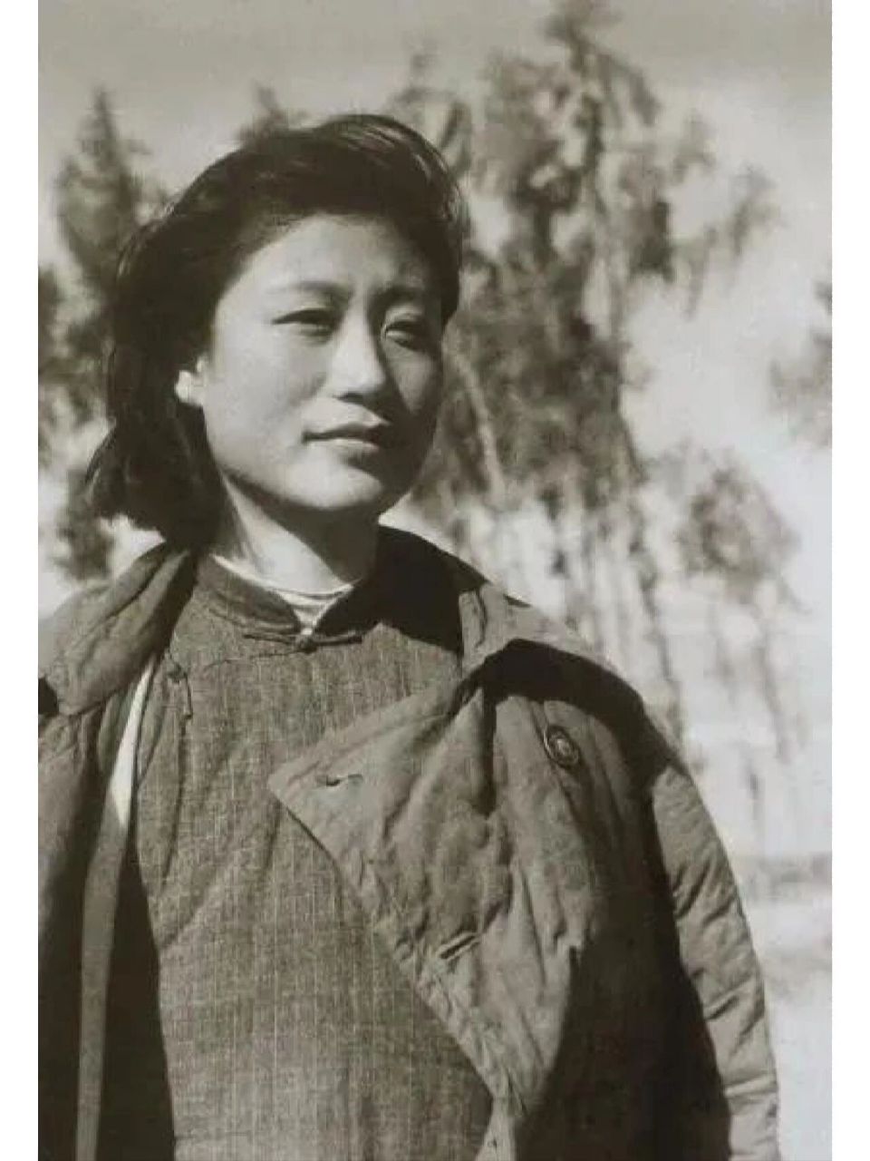 上世纪40年代,照片中的女子是新四军中的"军花"李又兰,她是张爱萍将军