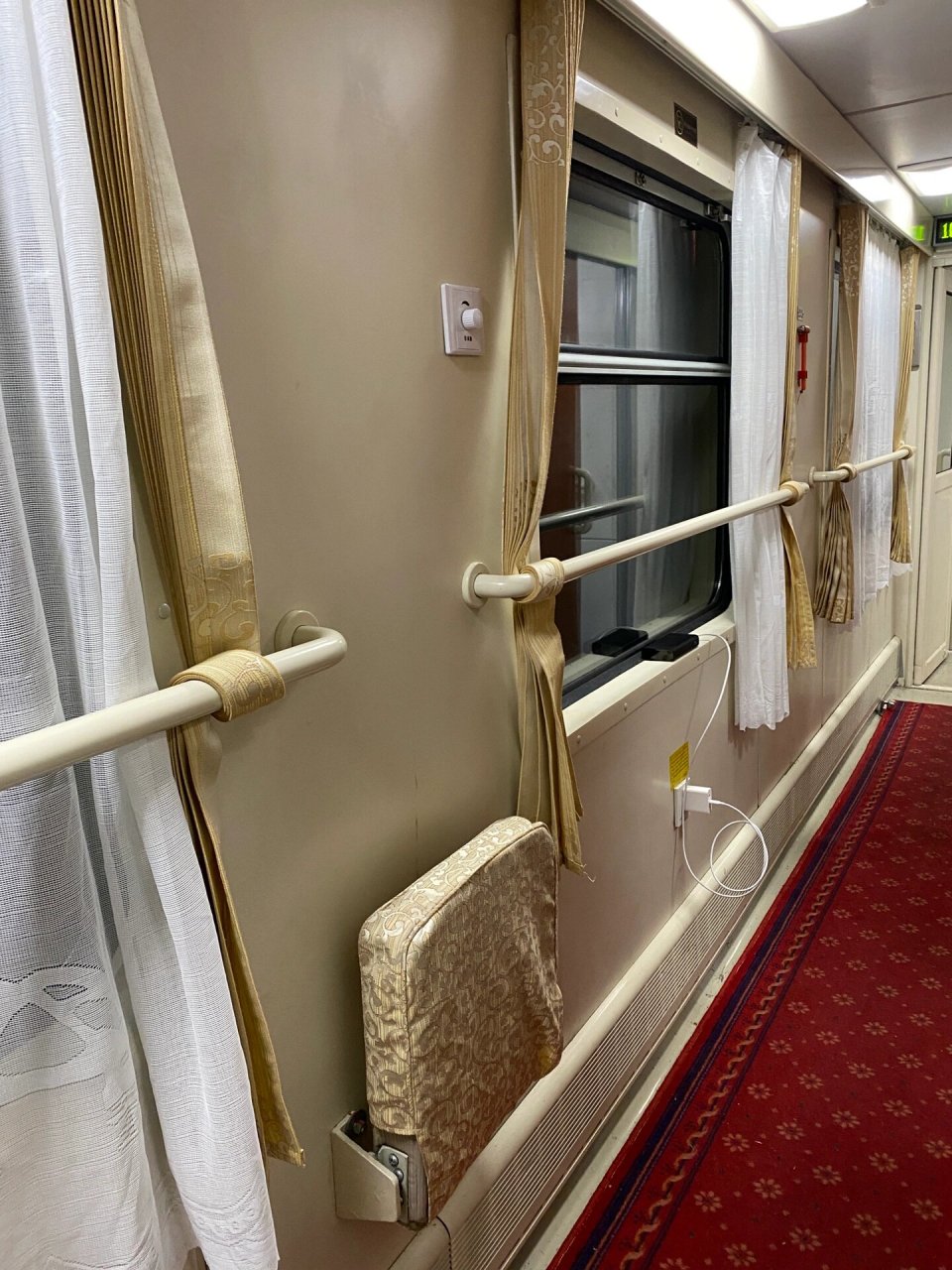 z164火车进藏 姐妹们卧铺93冲 	 目前情况已知软卧4人一间,有门晚上