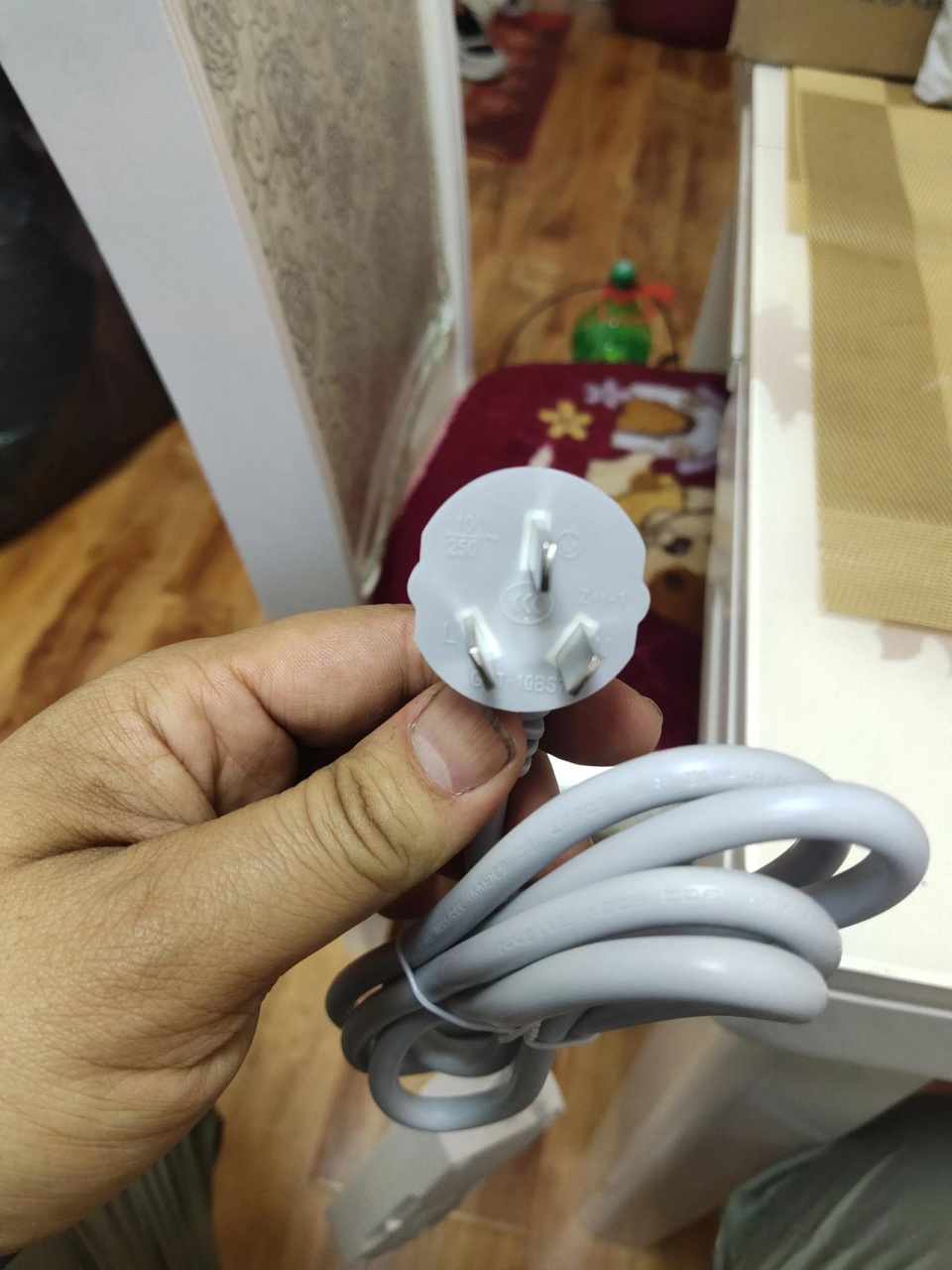 今晚,想洗衣服,洗衣机插头到卫生间的三孔插座,怎么都插不进去了,我