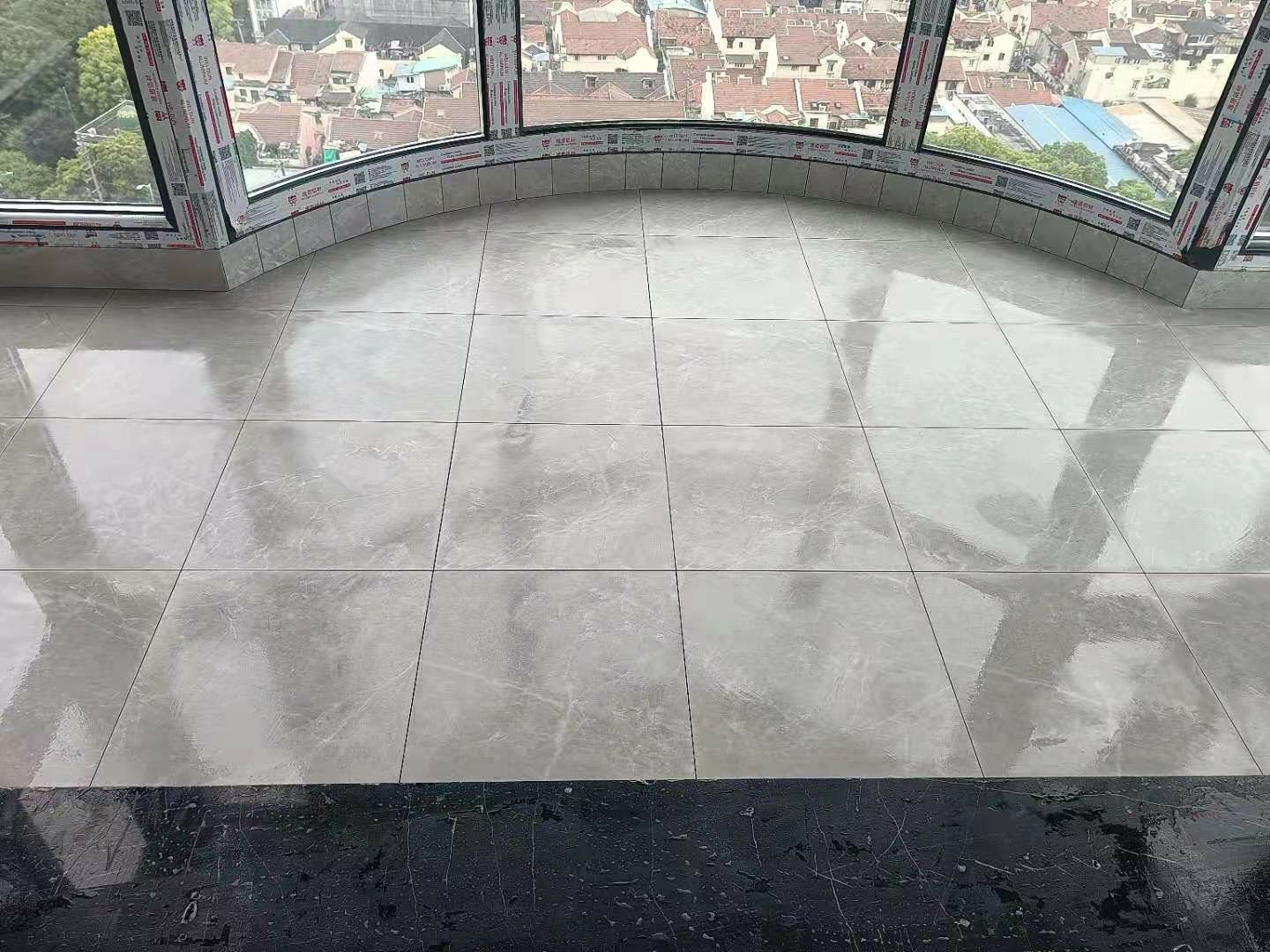 上海·河南南路的弧形阳台,这个瓷砖铺贴的真漂亮,给师傅的手艺点个