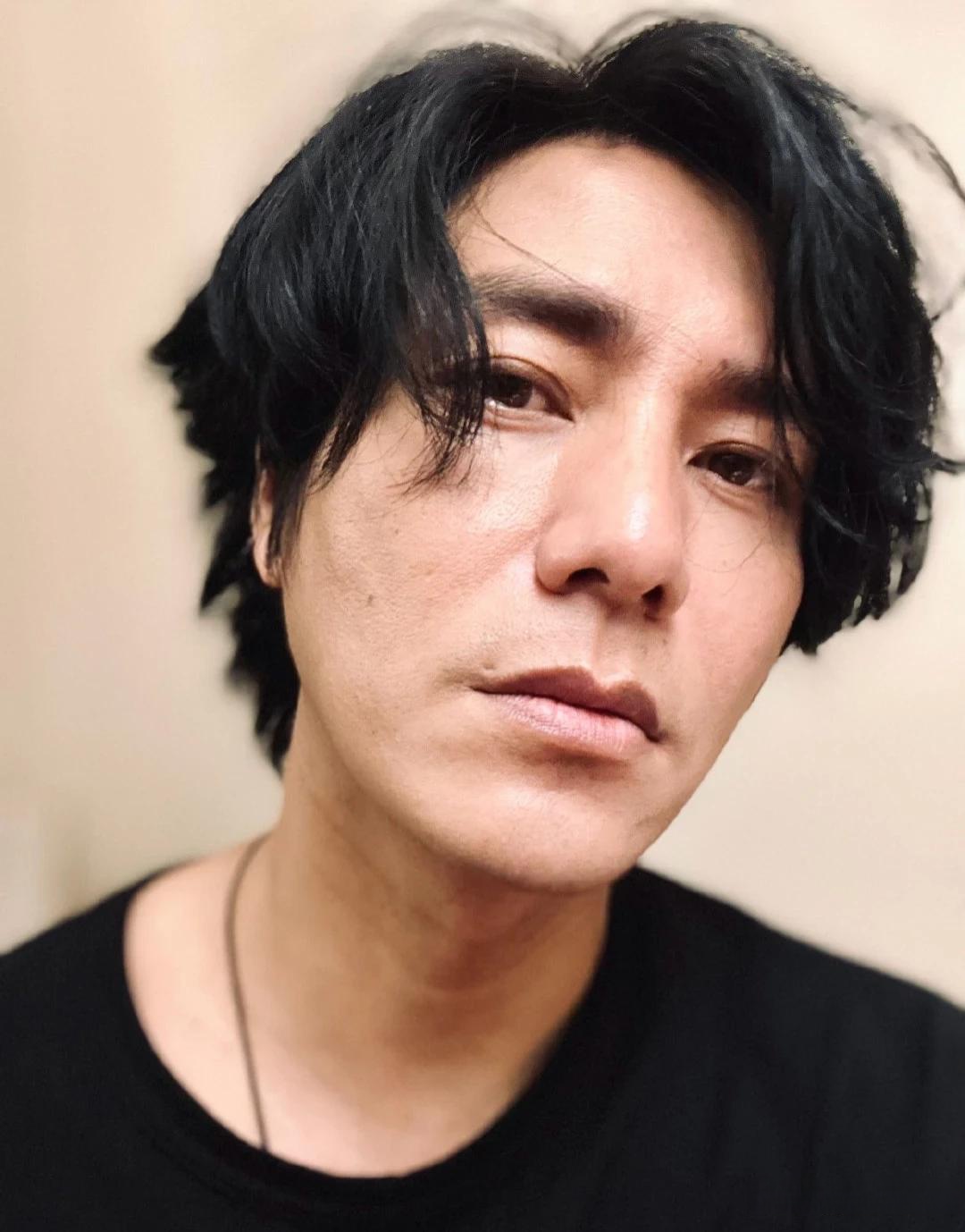 有一段时间,陈坤心血来潮,晒了几张不修边幅的素颜