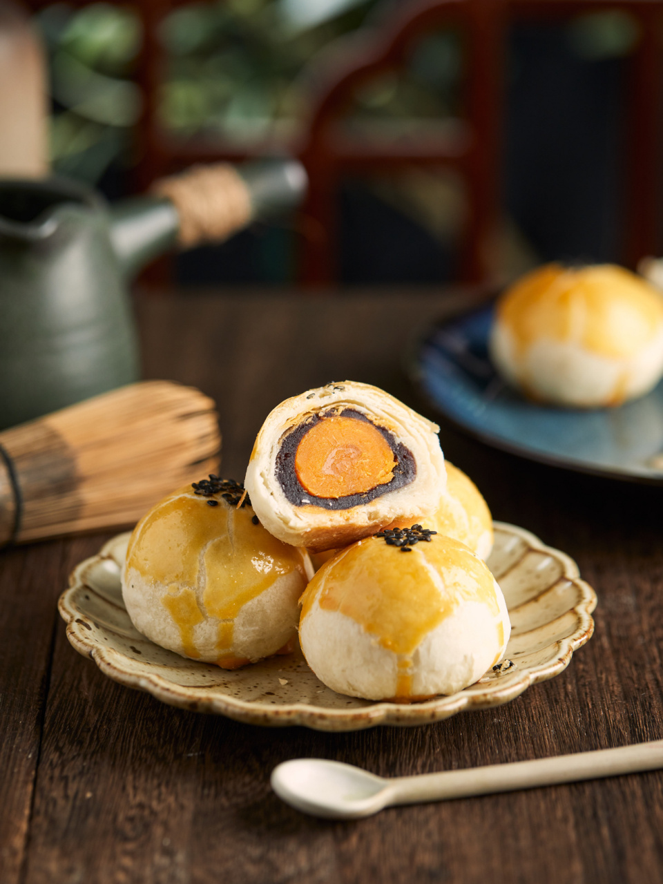 蛋黄酥大概是大家都比较喜欢做的小点心,小编也遇到过很多人问,怎么样