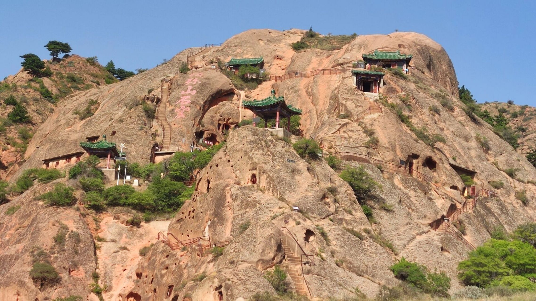 须弥山风景自助游 从固原汽车站坐车到三营,在三营镇尾三岔口的地方有