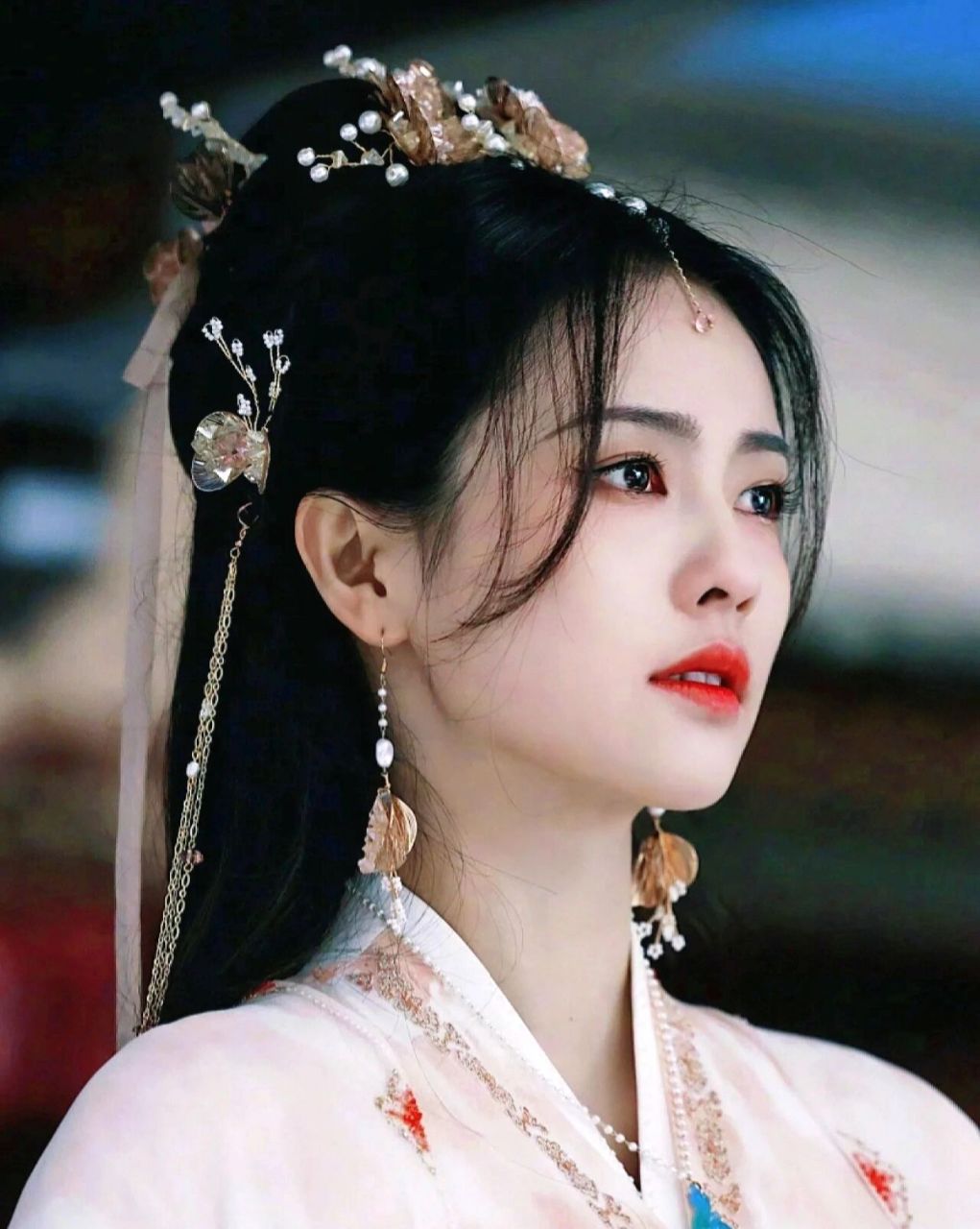 白鹿神图 白鹿是那种典型的美人