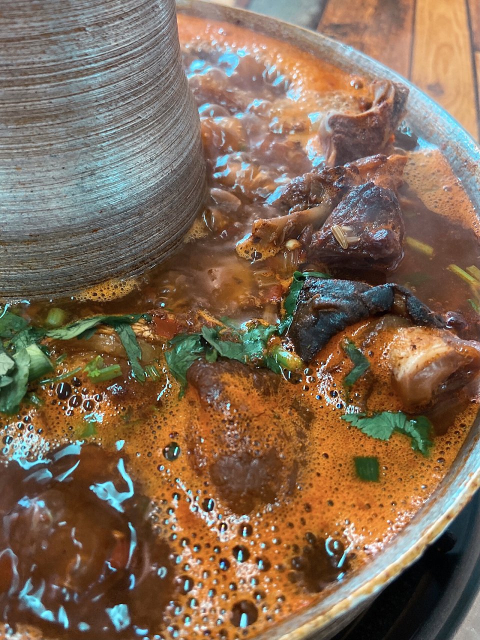 丽江当地朋友推荐的黑山羊火锅🍲不吃后悔😻  丽江古城内这家苍蝇