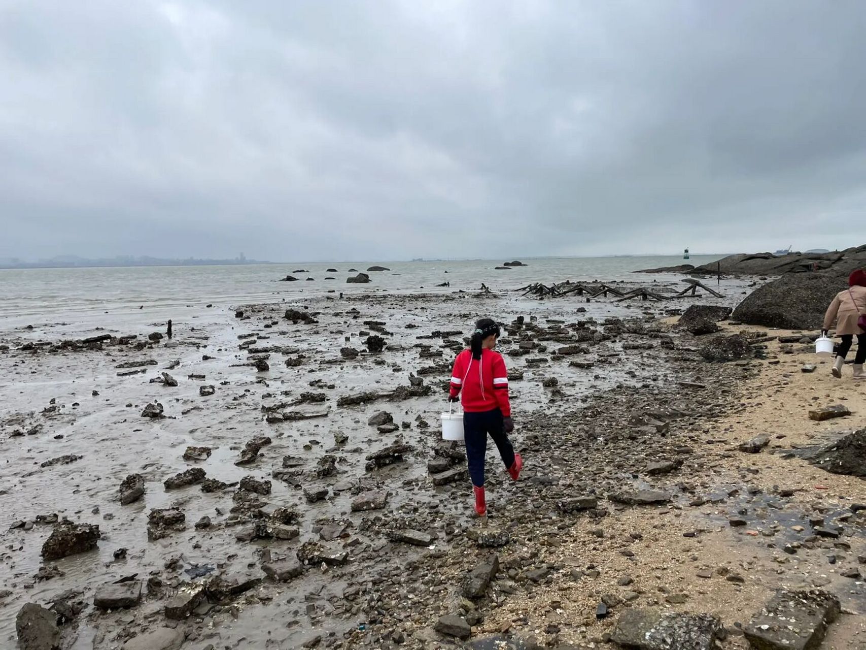 小嶝岛赶海,现抓现煮现吃! 带孩子出游,肯定要选适合她的项目.