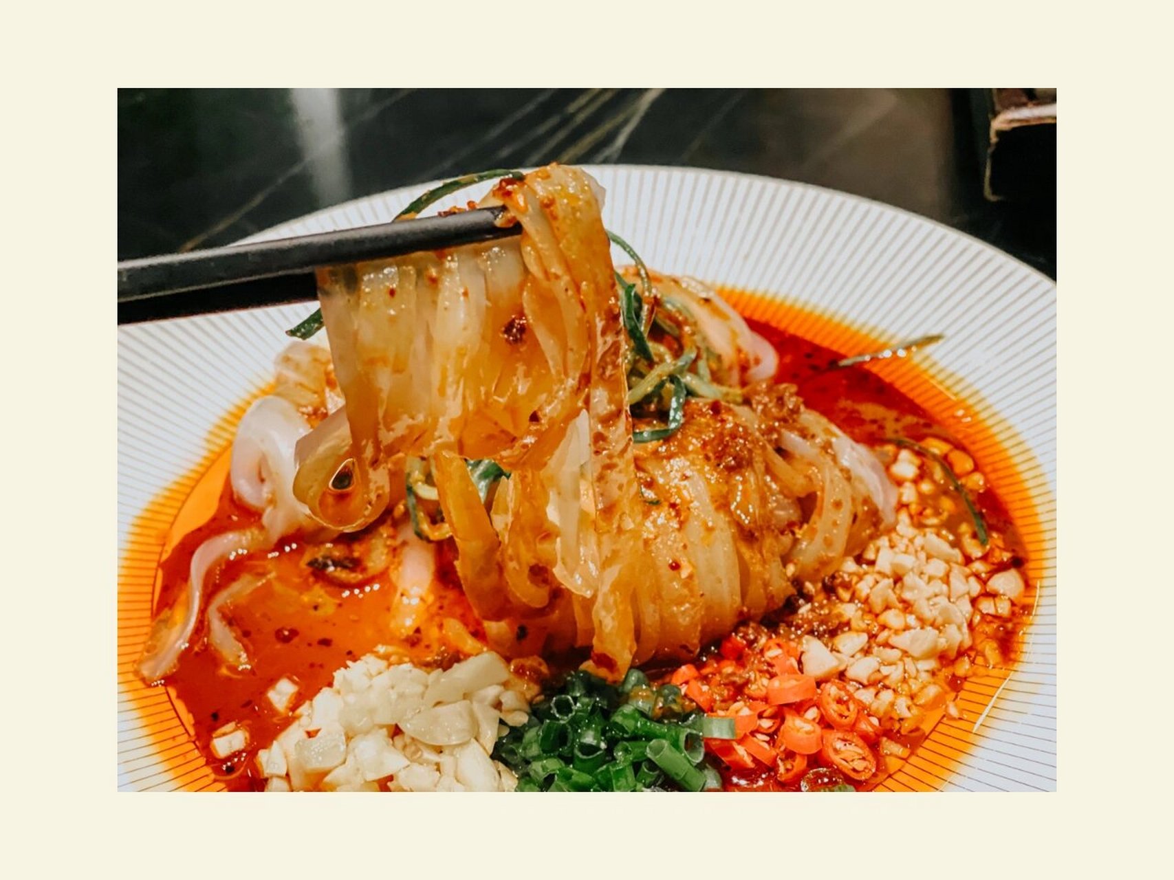 东坡旋子凉粉 凉粉作为凉菜十分清爽, 质细柔嫩,筋力绵软,明而不透