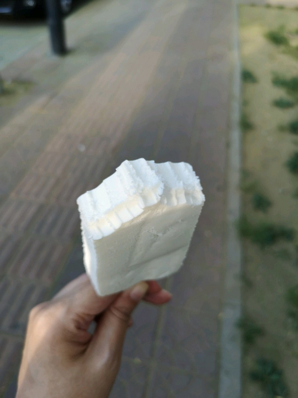 随便凭眼缘买的,马尔顿原味纯奶雪糕,香港风味,经典味道,还挺好吃的