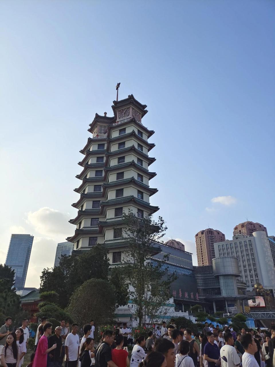 亚细亚卓悦城 郑州头条 亚细亚卓悦城开业了,人这么多,排了会儿队