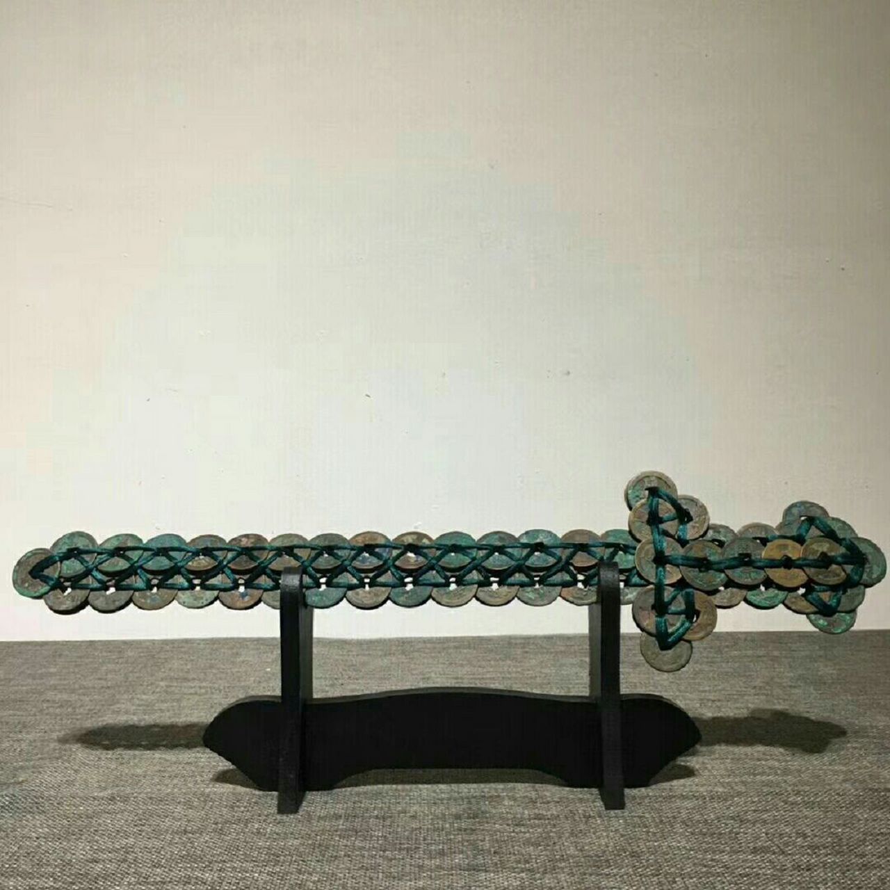 铜钱剑一把,辟邪镇宅,有多个老铜钱组成