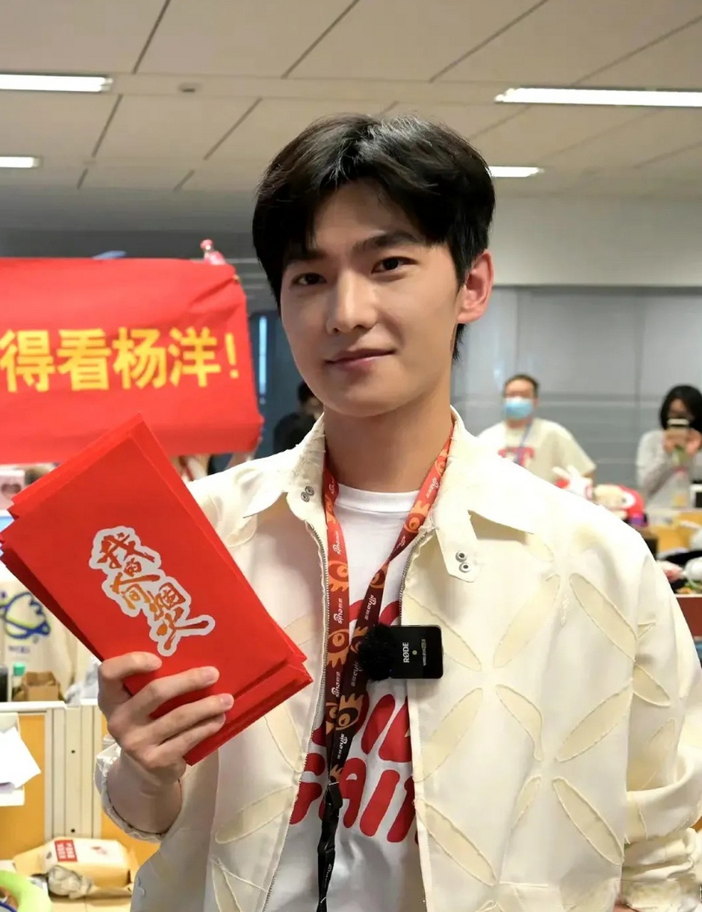 有人觉得杨洋在扫楼生图中看起来有点发腮,而且眉毛和眼睛的比例好像