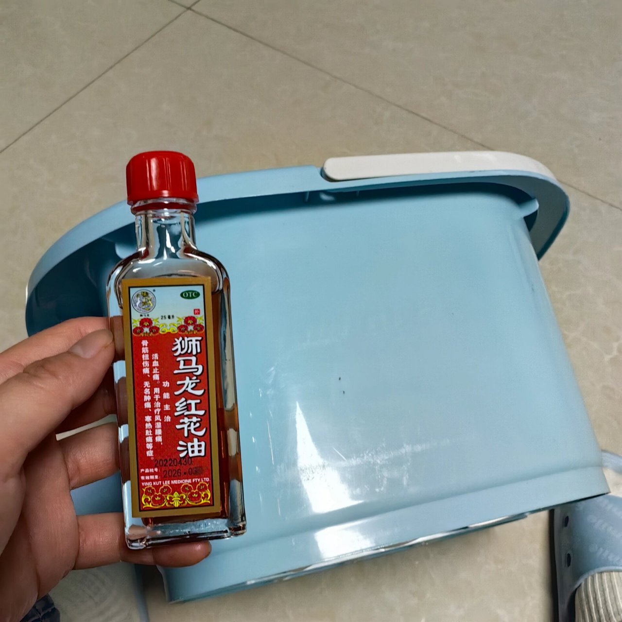 之前看了其她人的小红书,说用清凉油去除商家字体,还有用红花油的