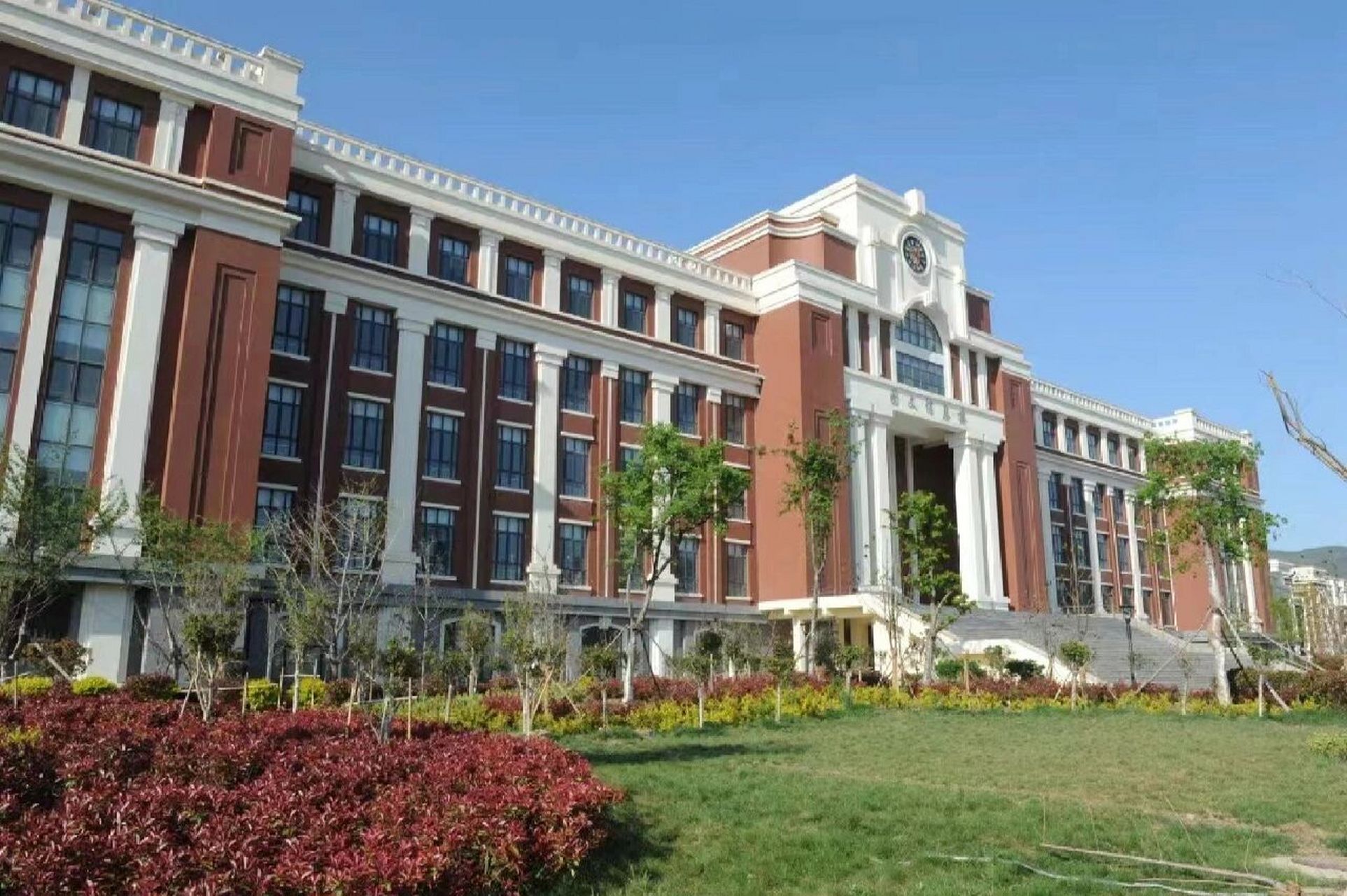 江苏财会职业学院 宿舍上铺下桌有空调,有独卫和洗手池,可以自己装床