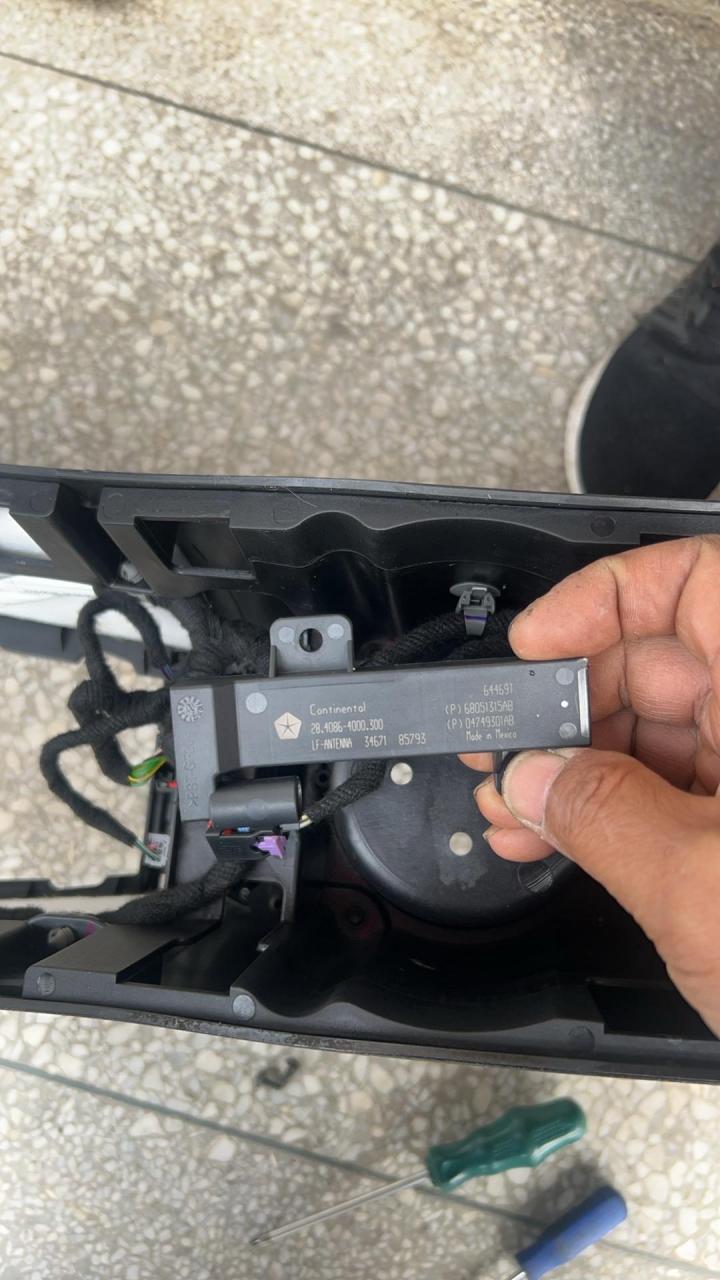 低频天线数据异常,检查插头电压正常,更换低频天线故障解决