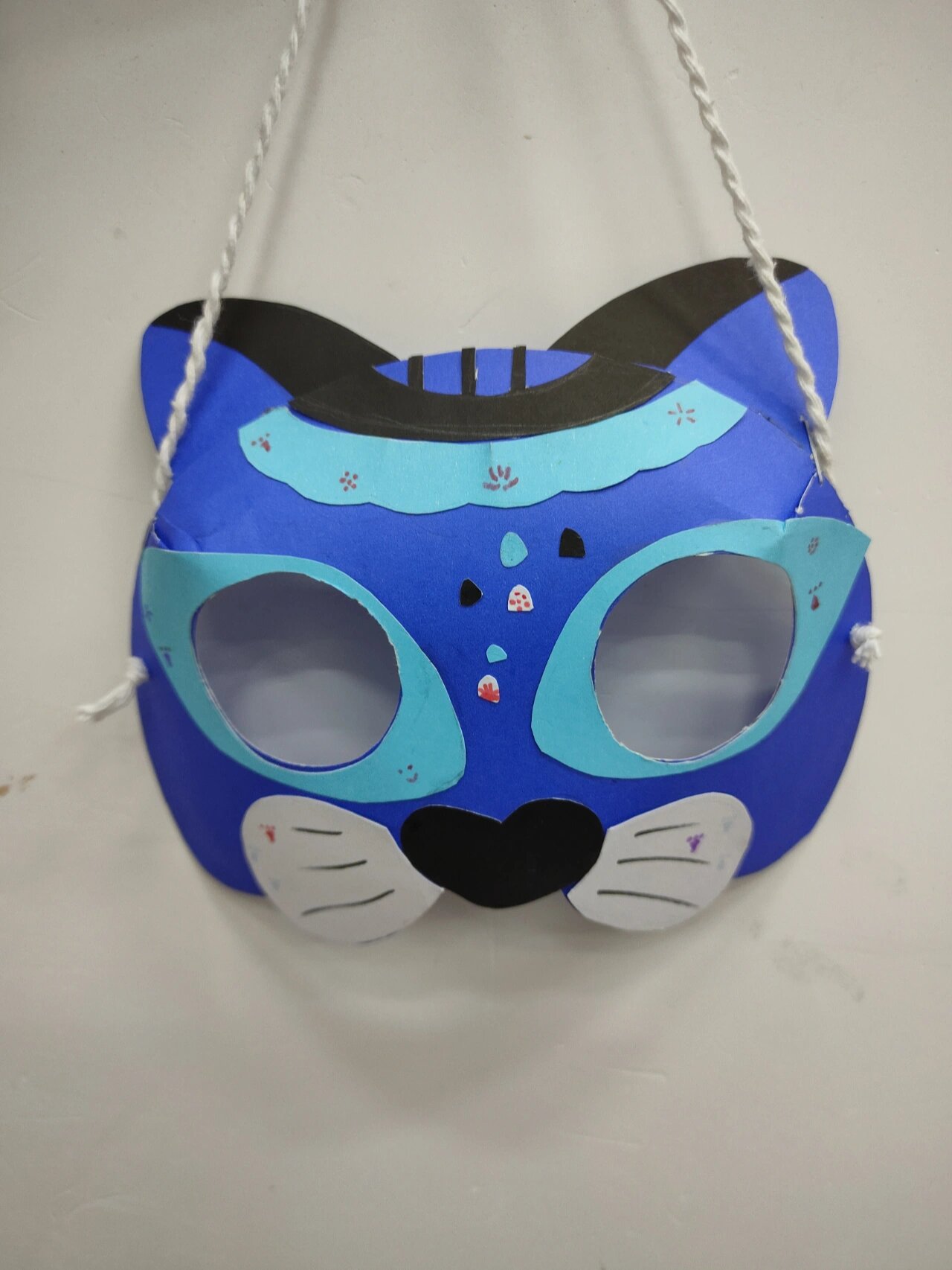 手工立体面具 手工作业分享~ 黑色的是我做的(照图片没改),另外一个是