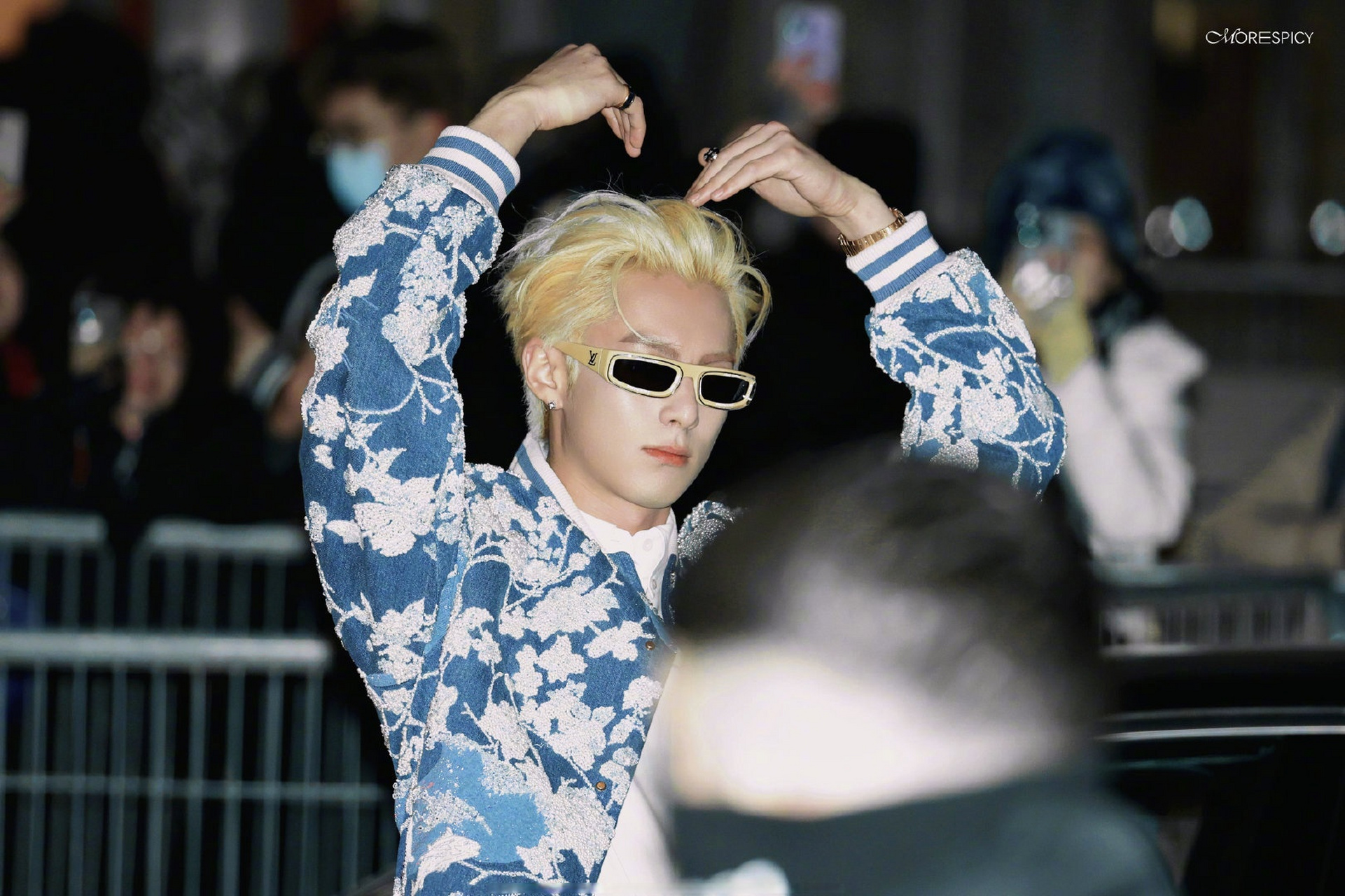 咪咕星鲜事##王鹤棣花朵刺绣棒球服# 被潮男bking王鹤棣_dylan 嗽晕