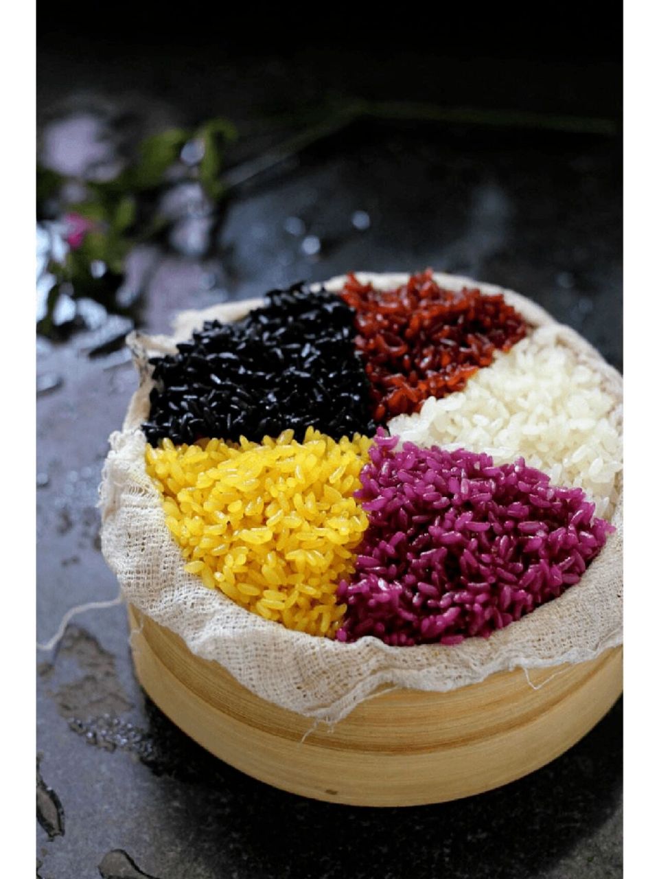 五色糯米饭是布依族,壮族等许多民族的传统风味小吃