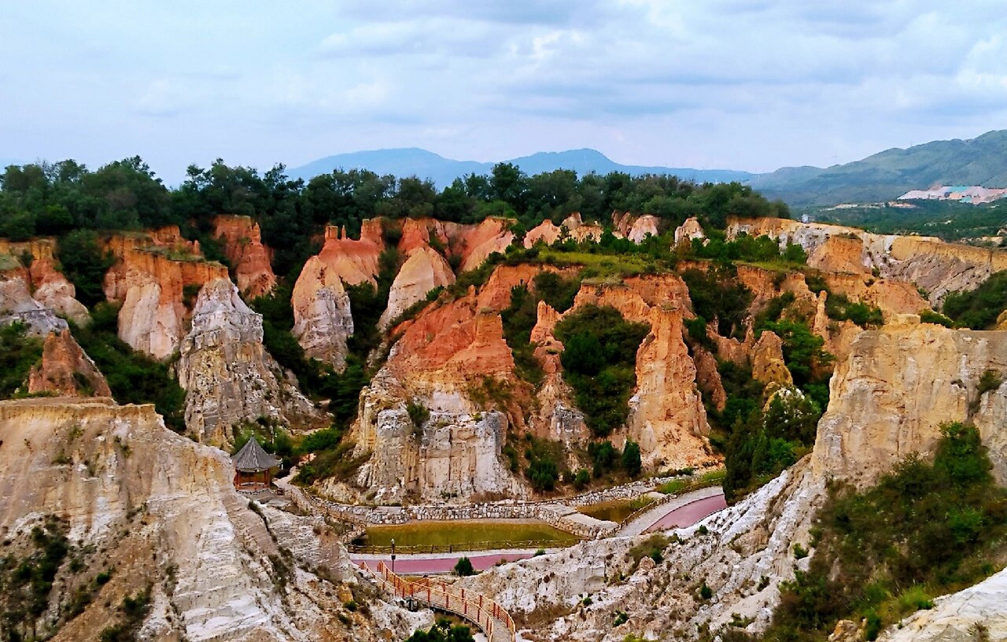 陆良彩色沙林风景区图片