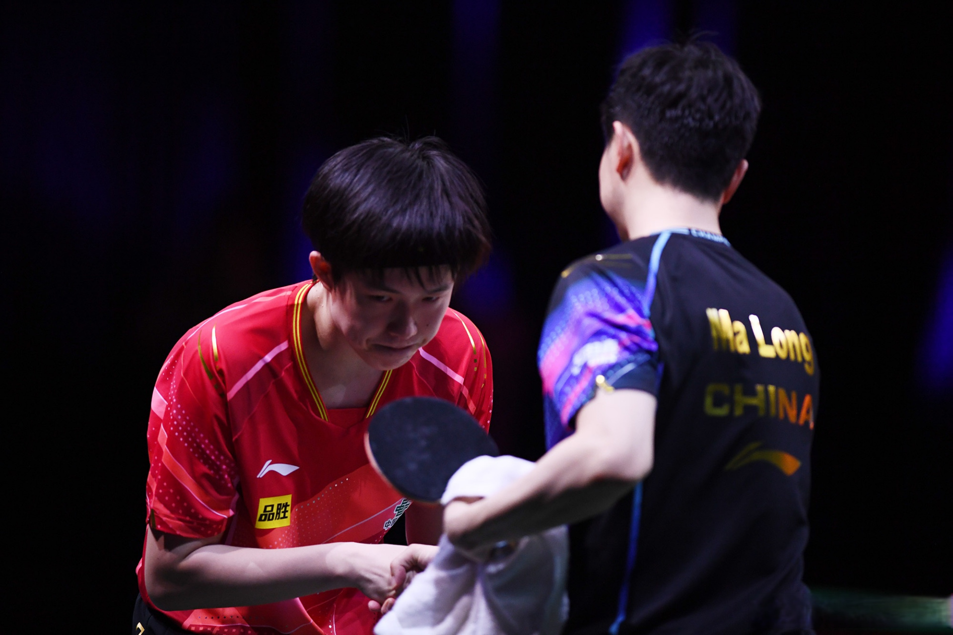 王楚钦4比1马龙# photo:itaru chiba 龙队的背影让人心疼,但竞技体育