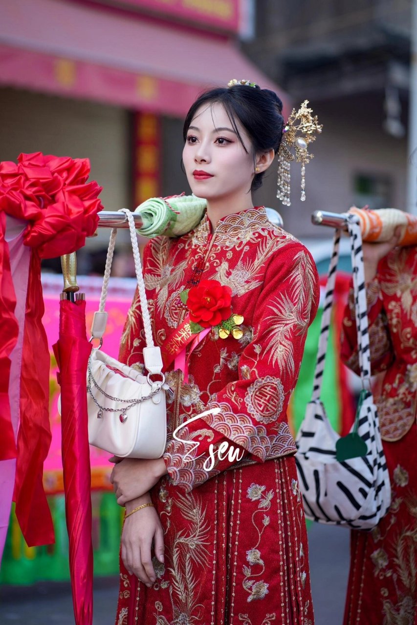 潮汕扛旗女孩 潮汕女孩抬旗是为了迎老爷,"老爷"在潮汕地区是指一个镇