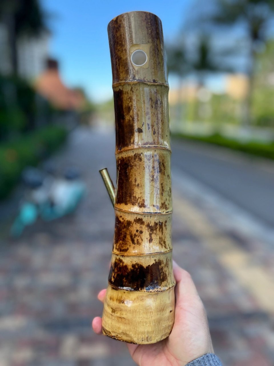 竹筒水烟袋 在海南远离城市的乡村,特别是黎族聚居区,人们用竹筒吸烟