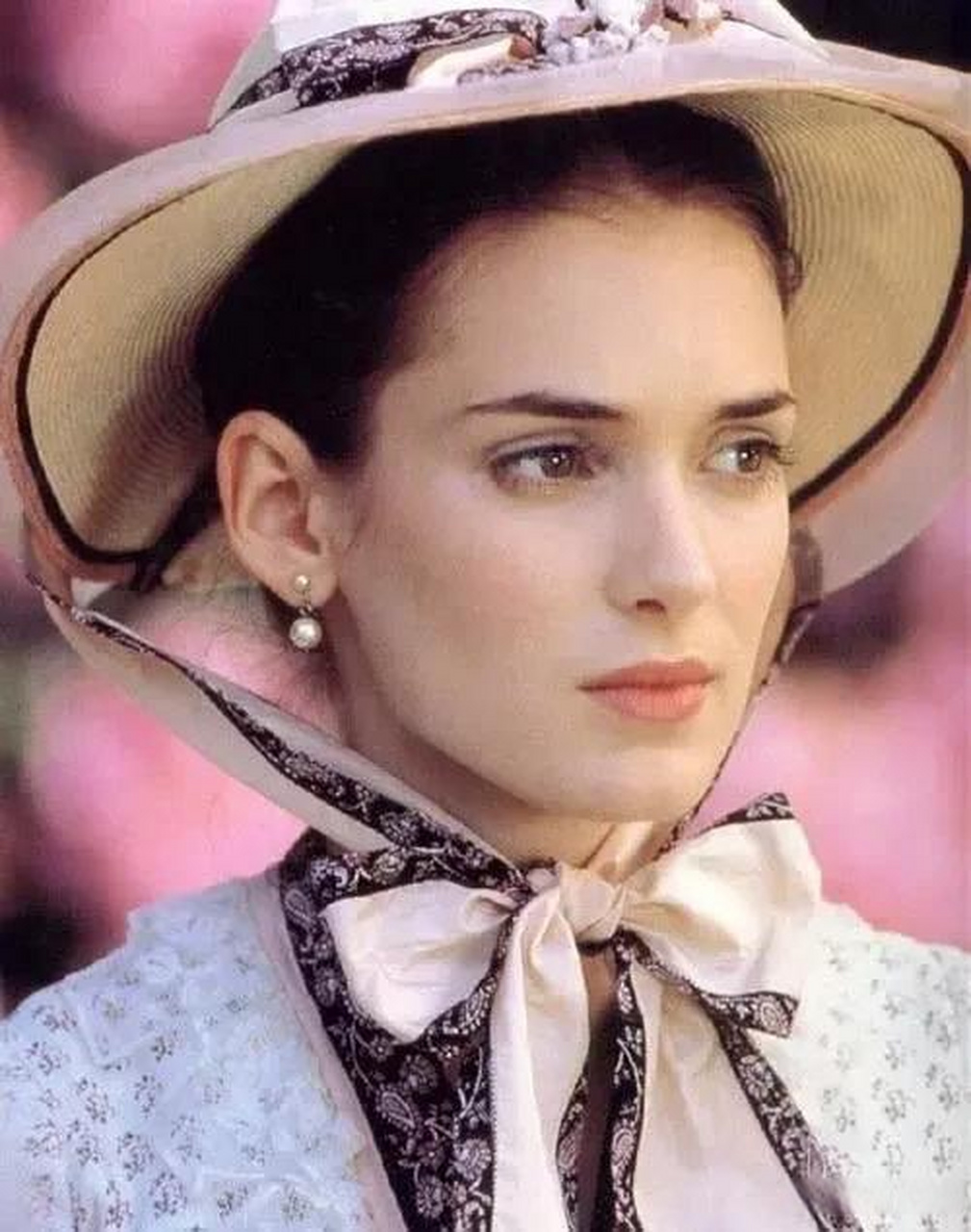 难掩的古典气质, 年轻时的薇诺娜真的绝色, 仿佛所有的光都是为她而