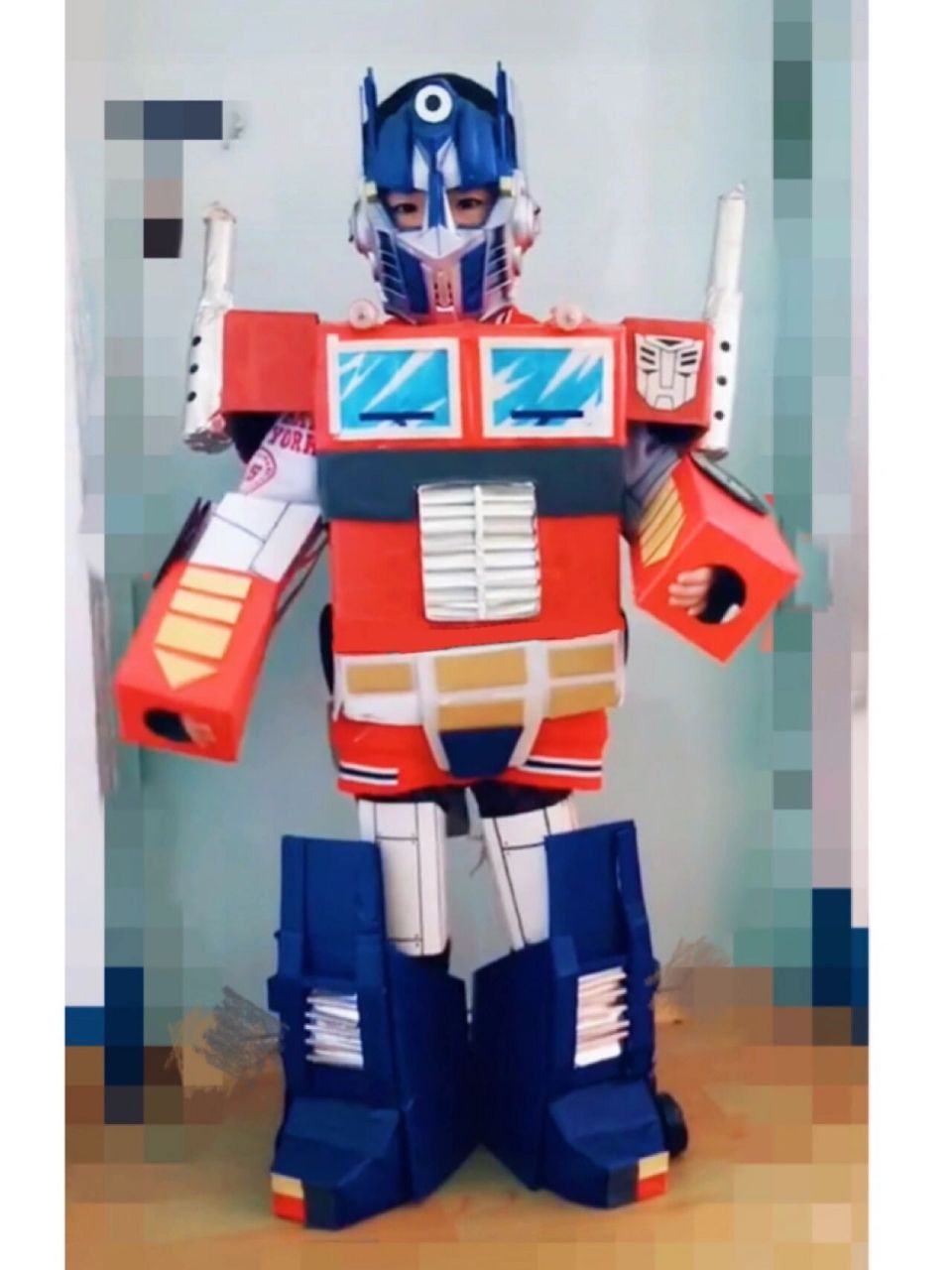 幼儿园废旧物时装秀—纸盒版擎天柱 几年前,为大宝做的幼儿园元旦废旧