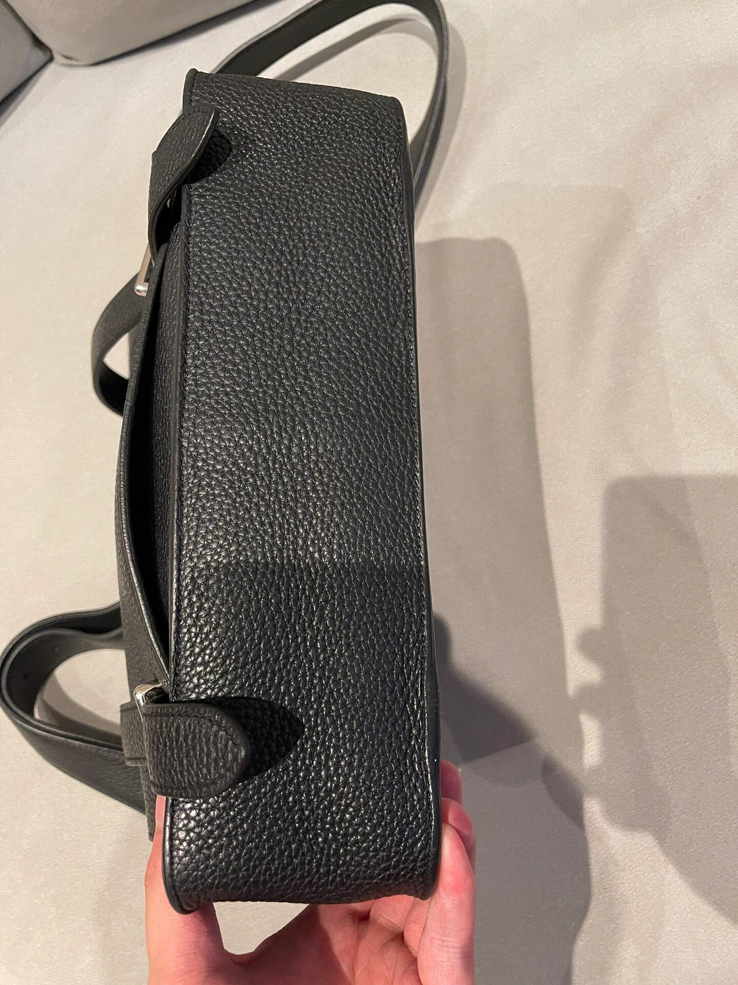 爱马仕三大金刚色中,最适合男性的 黑银配色,百搭神器,既能少年活力