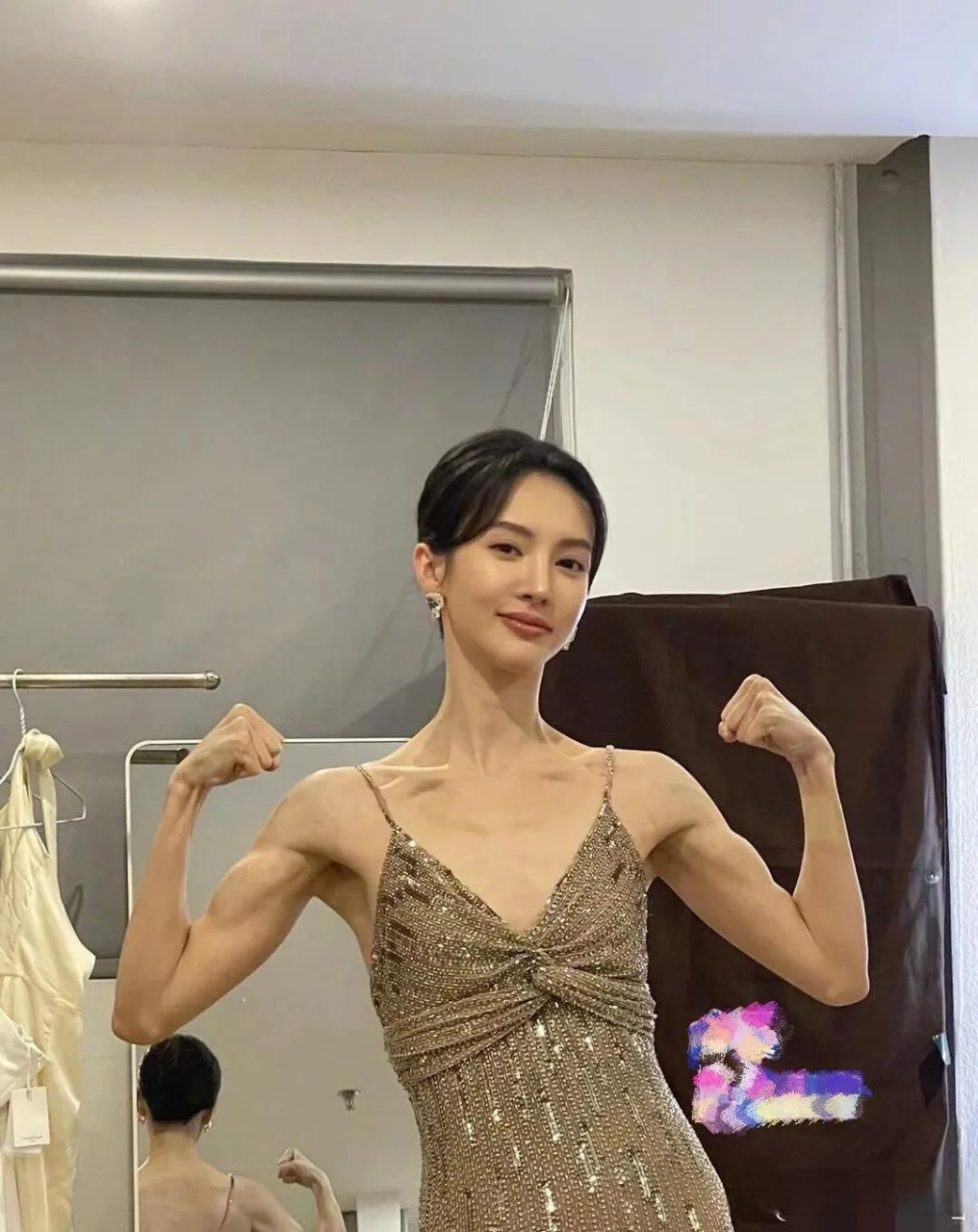 这姐健身认真的吗? 我天我真的,这马甲线,这肱二头肌