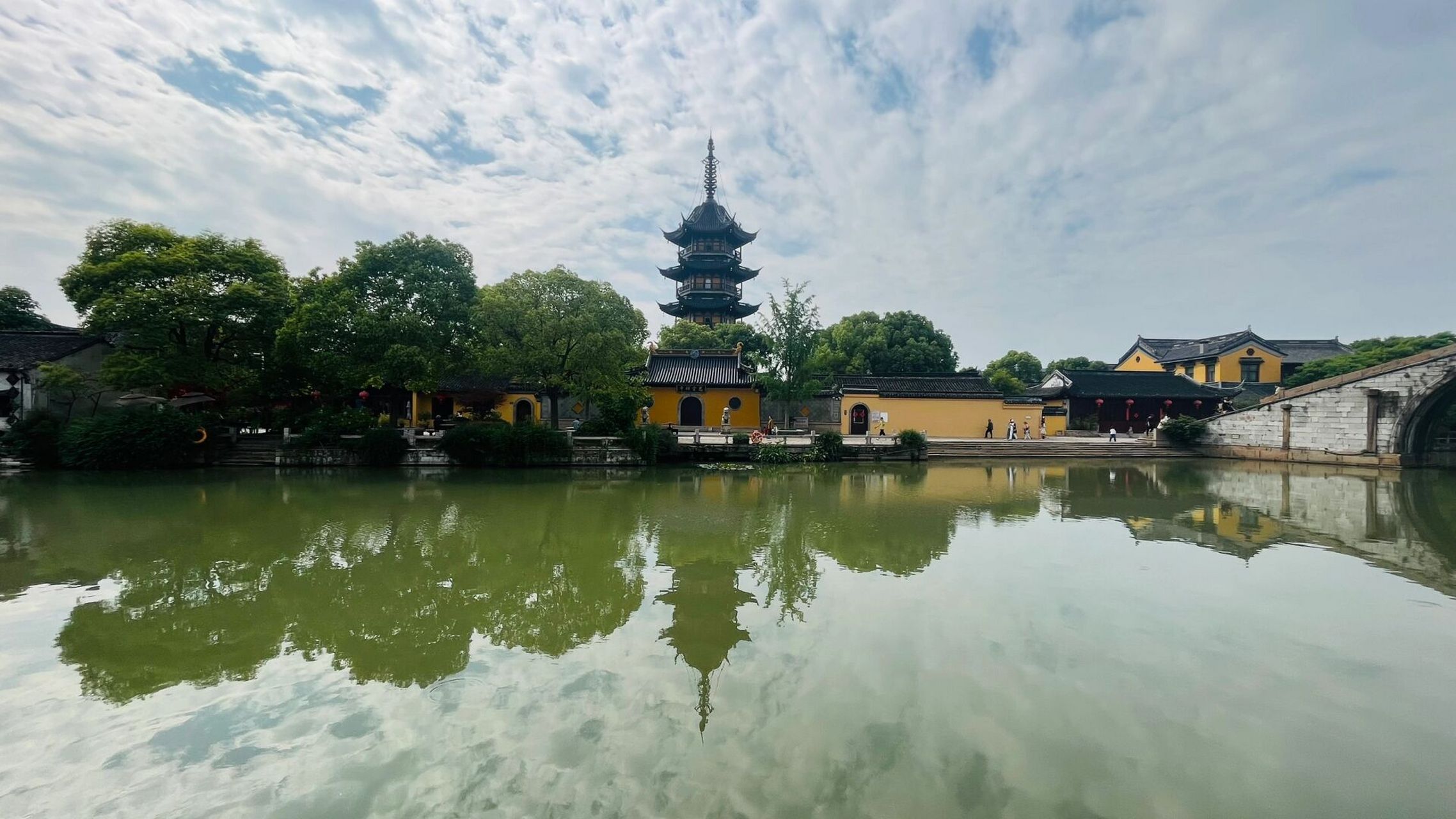 慈云禅寺中的慈云寺塔是最为值得一看的亮点,它是一座砖身木檐楼甘浇