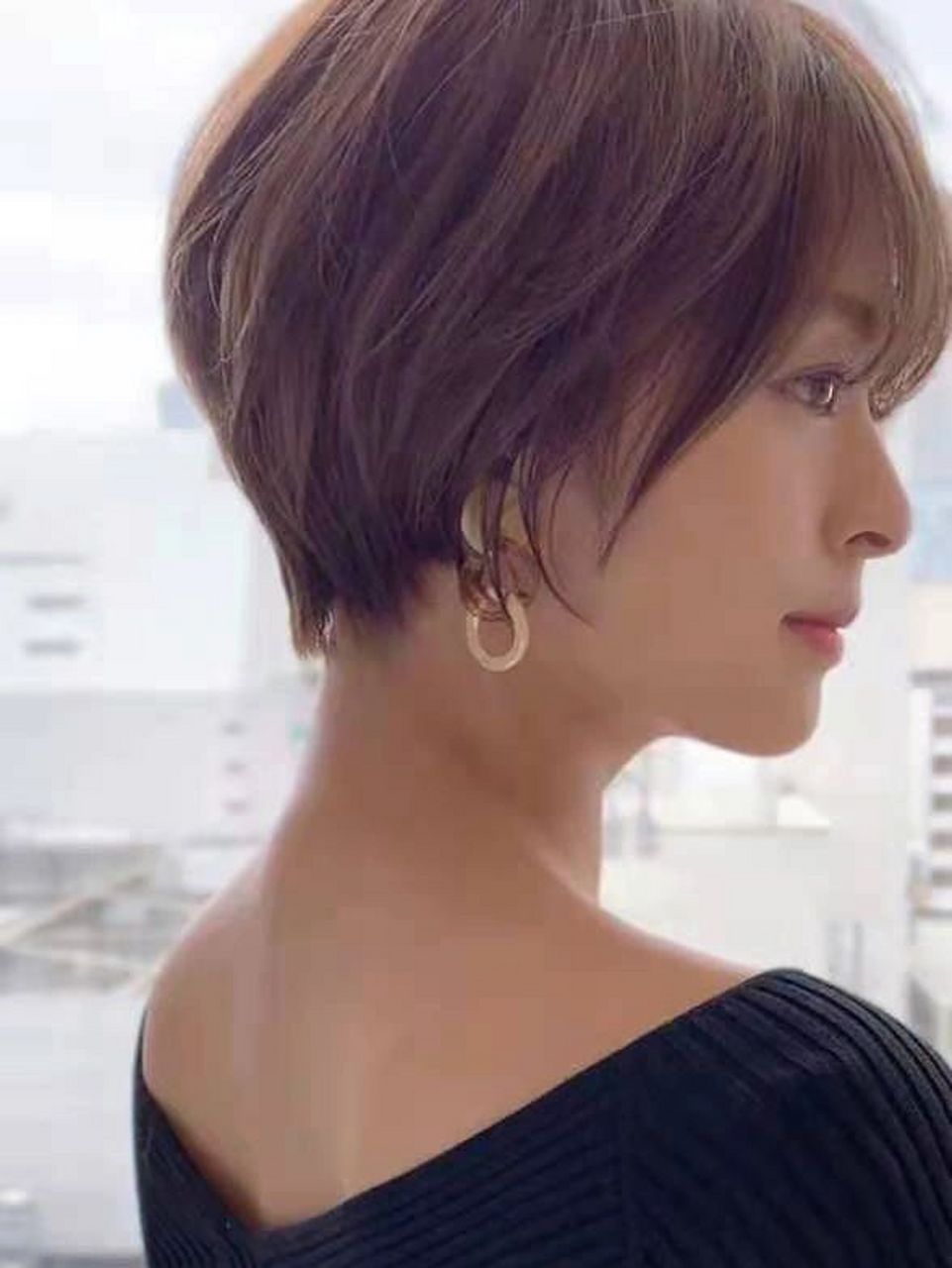 四十岁女性的短发造型 四十岁女性的短发造型-气质型斜刘海# 最近有位