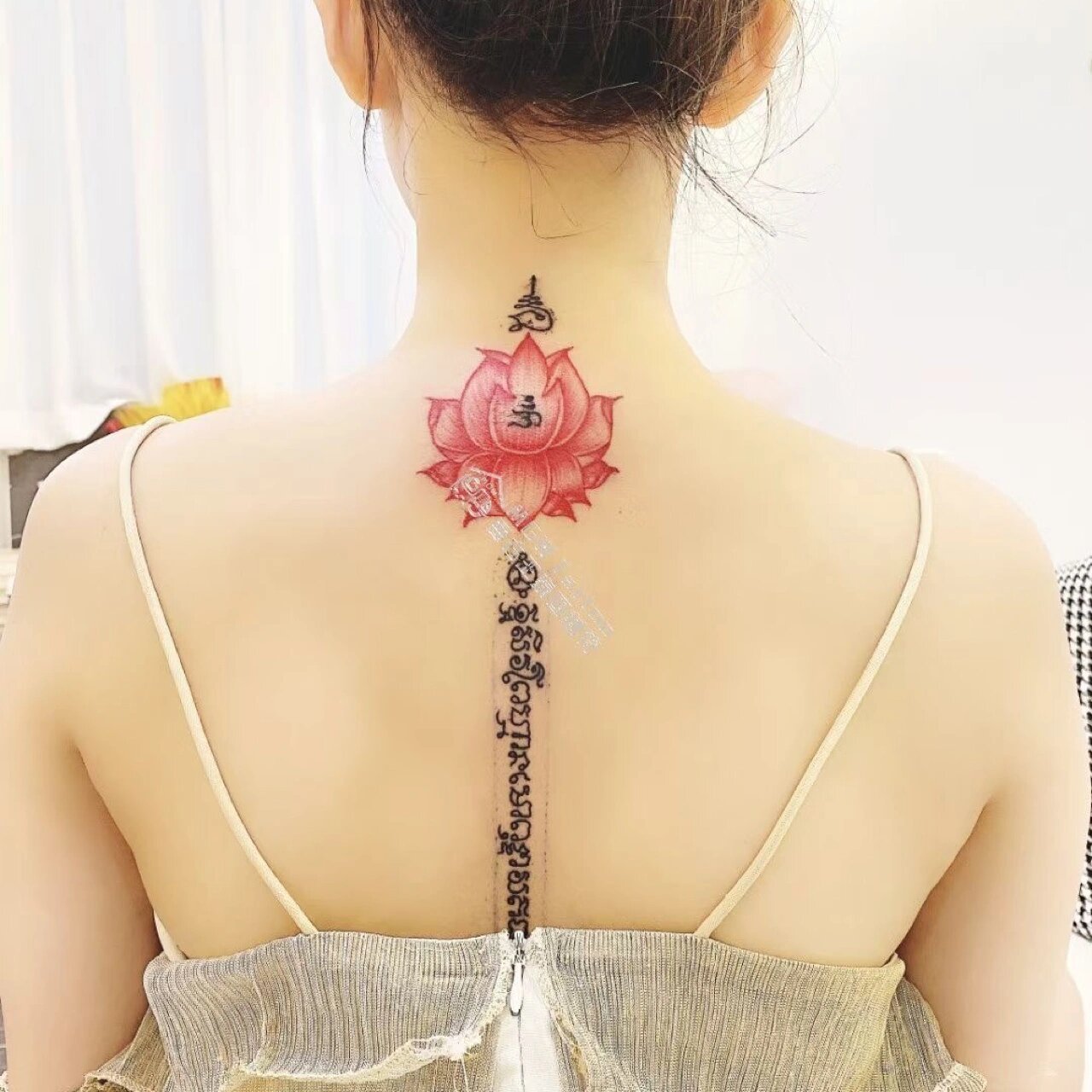 泰国刺符纹身之莲花一经文 小姐姐纹在后背真的绝绝子,太好看了也