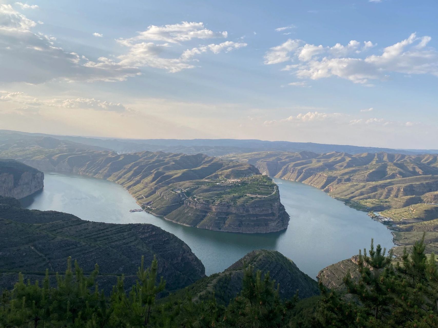 山西乾坤湾 乾坤湾位于山西省永和县打石腰乡河会里村和陕西省延川县