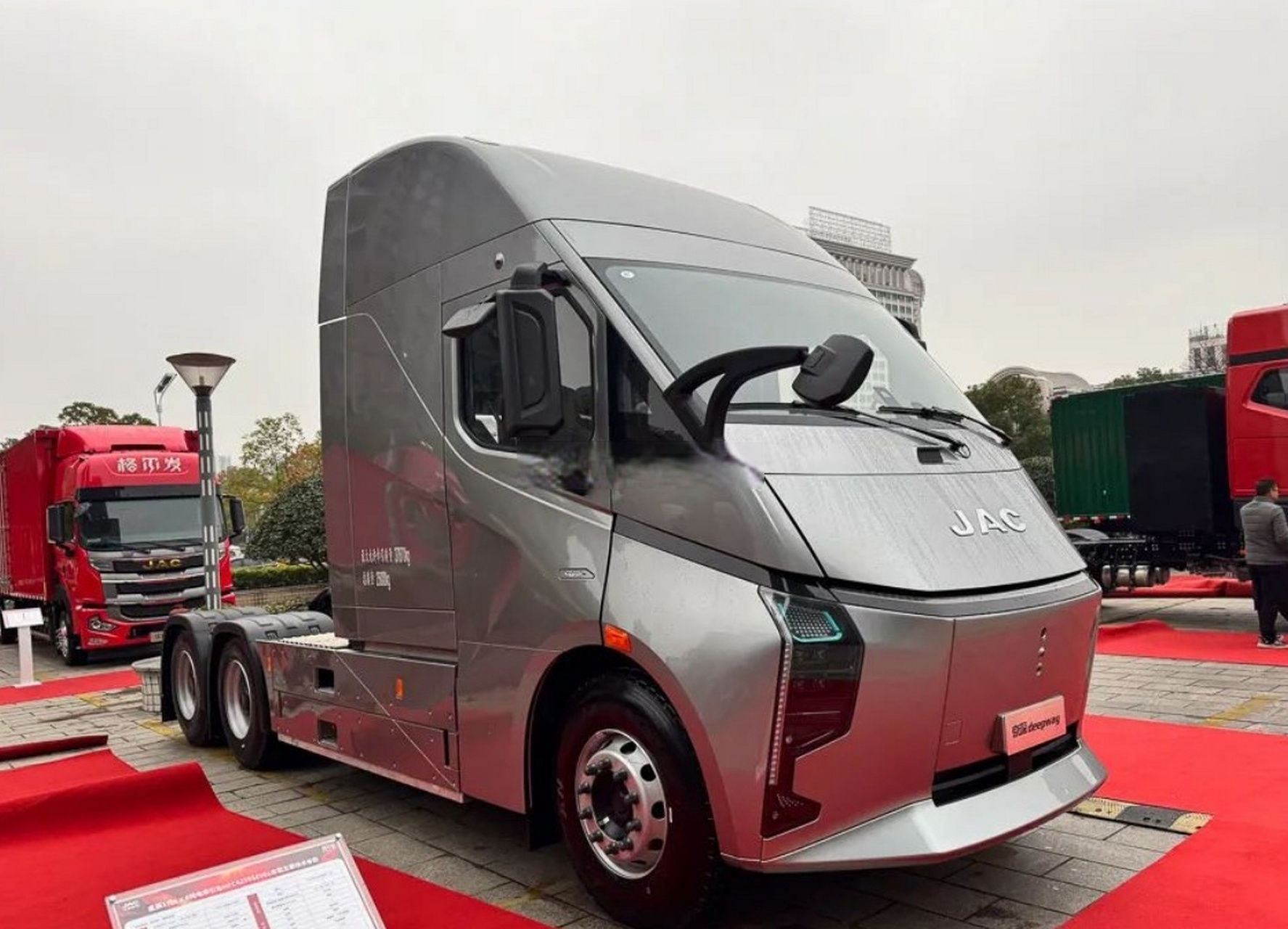 江淮还生产了纯电半挂牵引车,贯穿式日间行车灯,隐藏门把手,中控连体