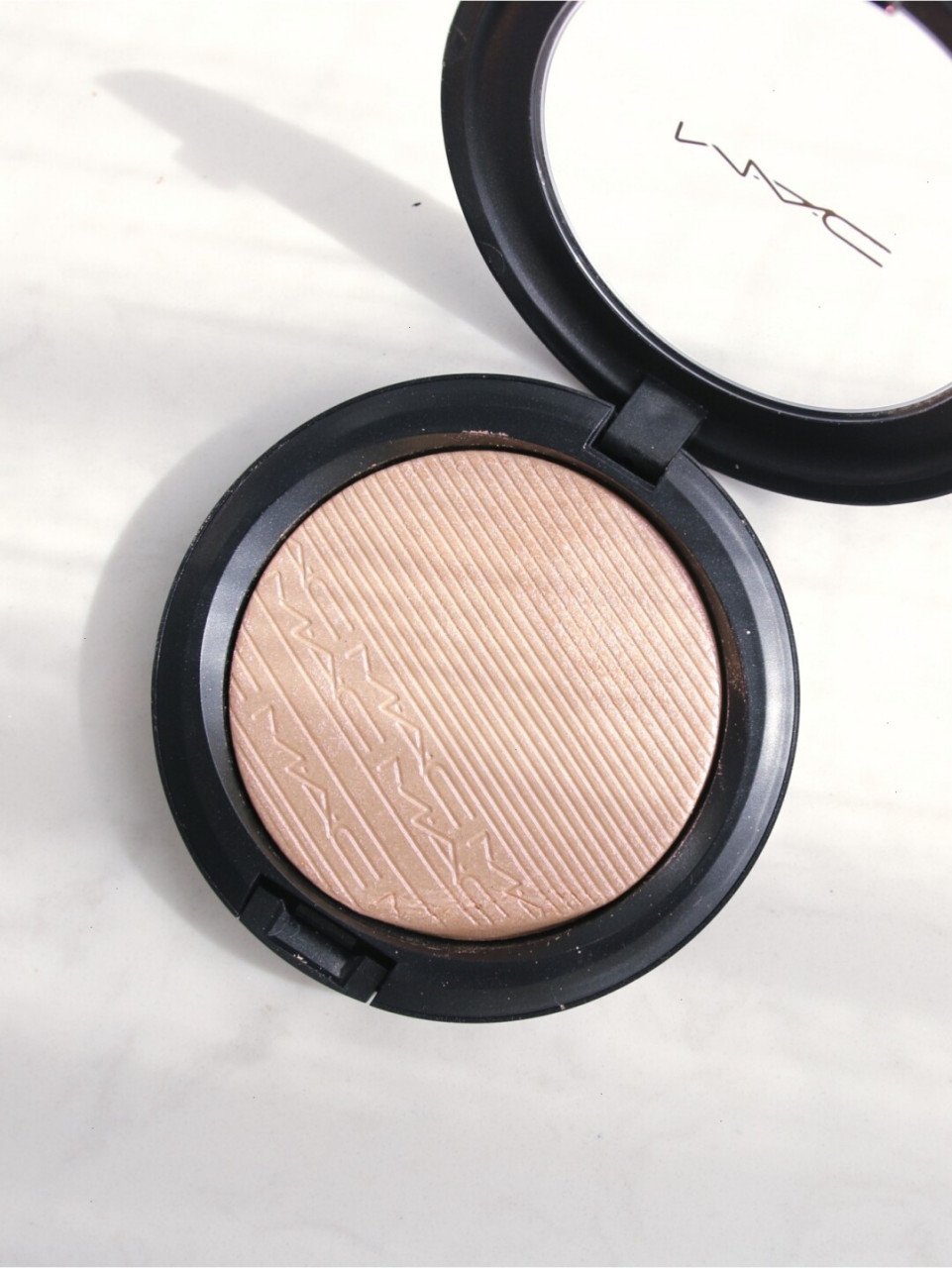 生姜高光是日常中灰常安全的那一块 低调又自然 那种似有若无的光泽真