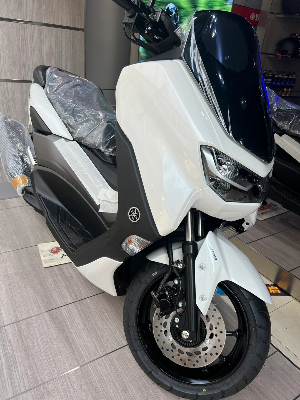 雅马哈nmax155黑白双煞 之前选的白色,到店后选择亮白没有哑光灰有