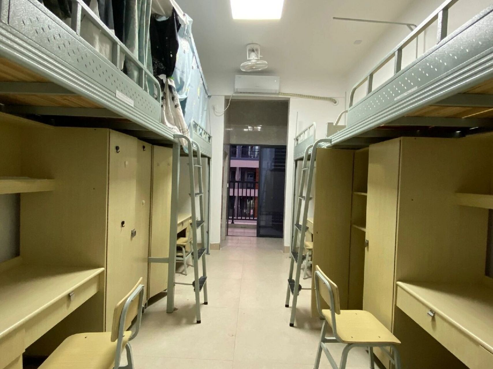 南华大学新校区三省园5栋  四人寝,上床下桌,有独卫,每个寝室一台洗衣