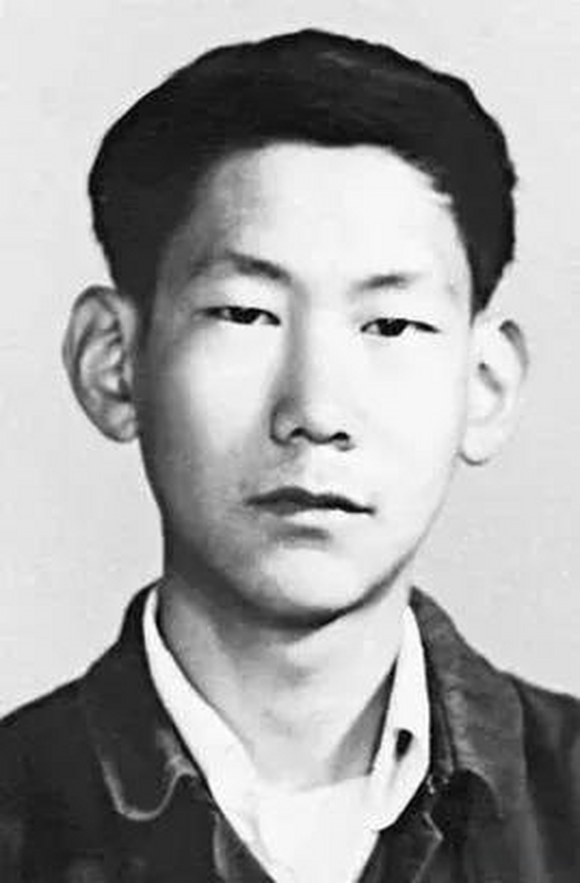 北岛《宣告》——献给遇罗克 也许最后的时刻到了 我没有留下遗嘱 只