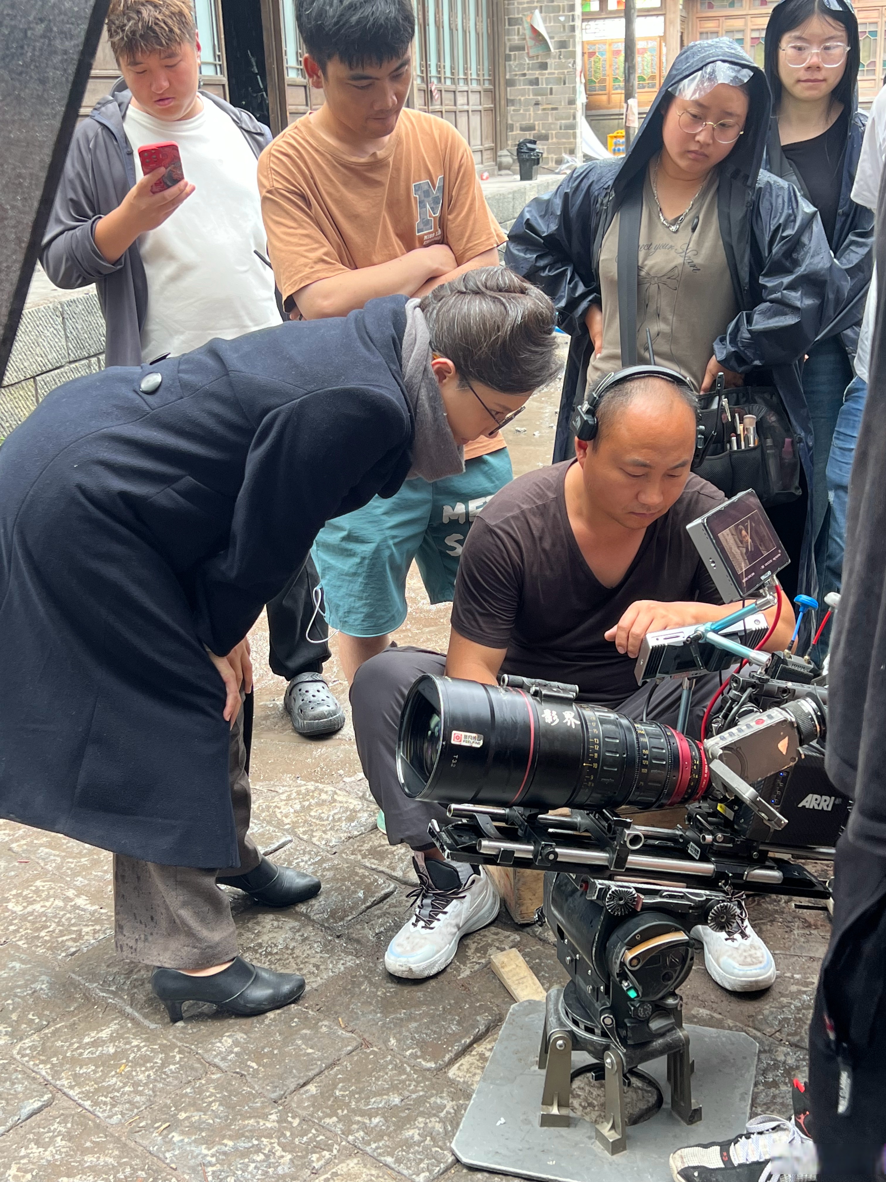 花絮一点点[心] 前天,横店大雨,空气闷潮,这场打戏在大前天暴雨前更