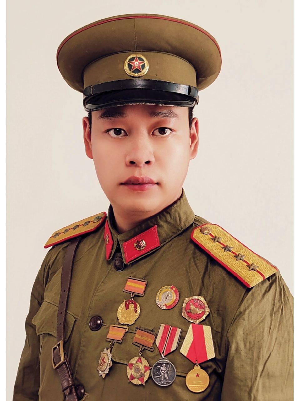 55式大尉军服造型 1661555式军服是1955年10月1授衔制式军服.