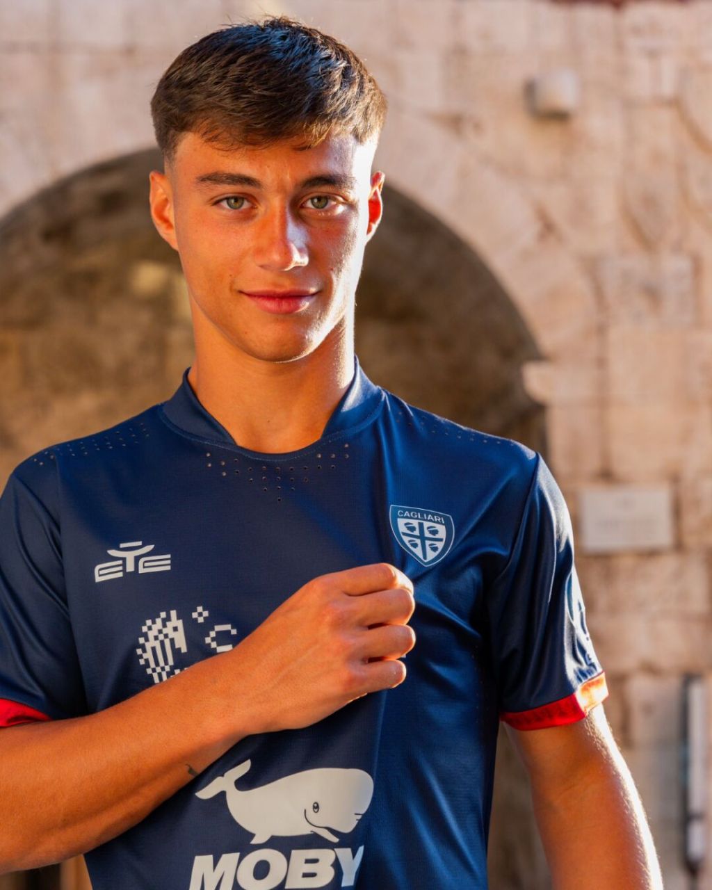 卡利亚里发布2023-24赛季第三球衣 #足球#0202#小红书竞技场#02