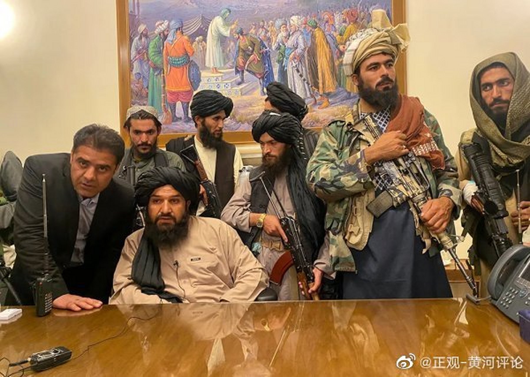 塔利班能否信守诺言】塔利班宣布攻占总统府塔利班撤下阿富汗总统府