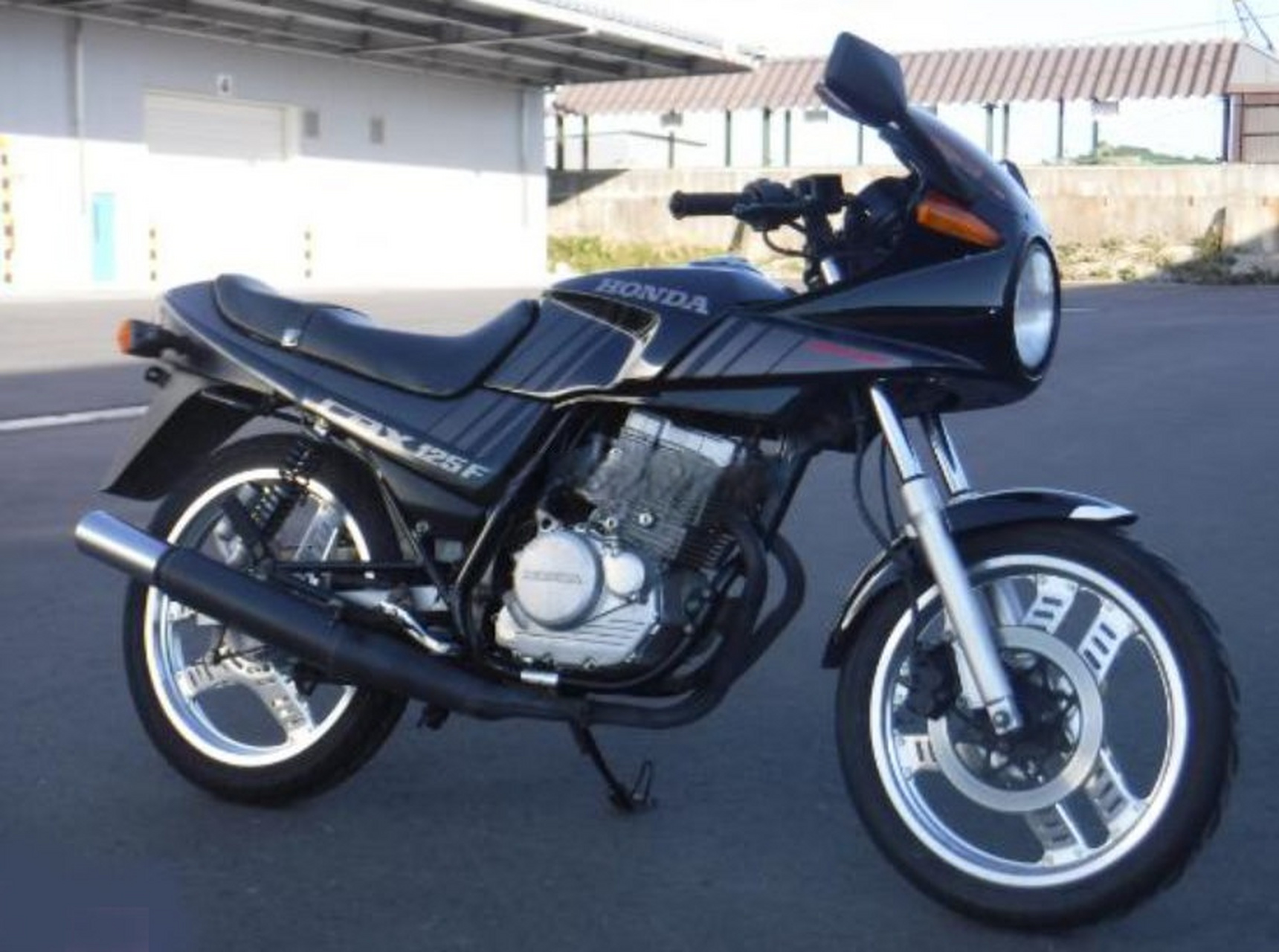 本田cbx125f,这车在国内不如cb125t或是cg125名气大,国内的存世量相当