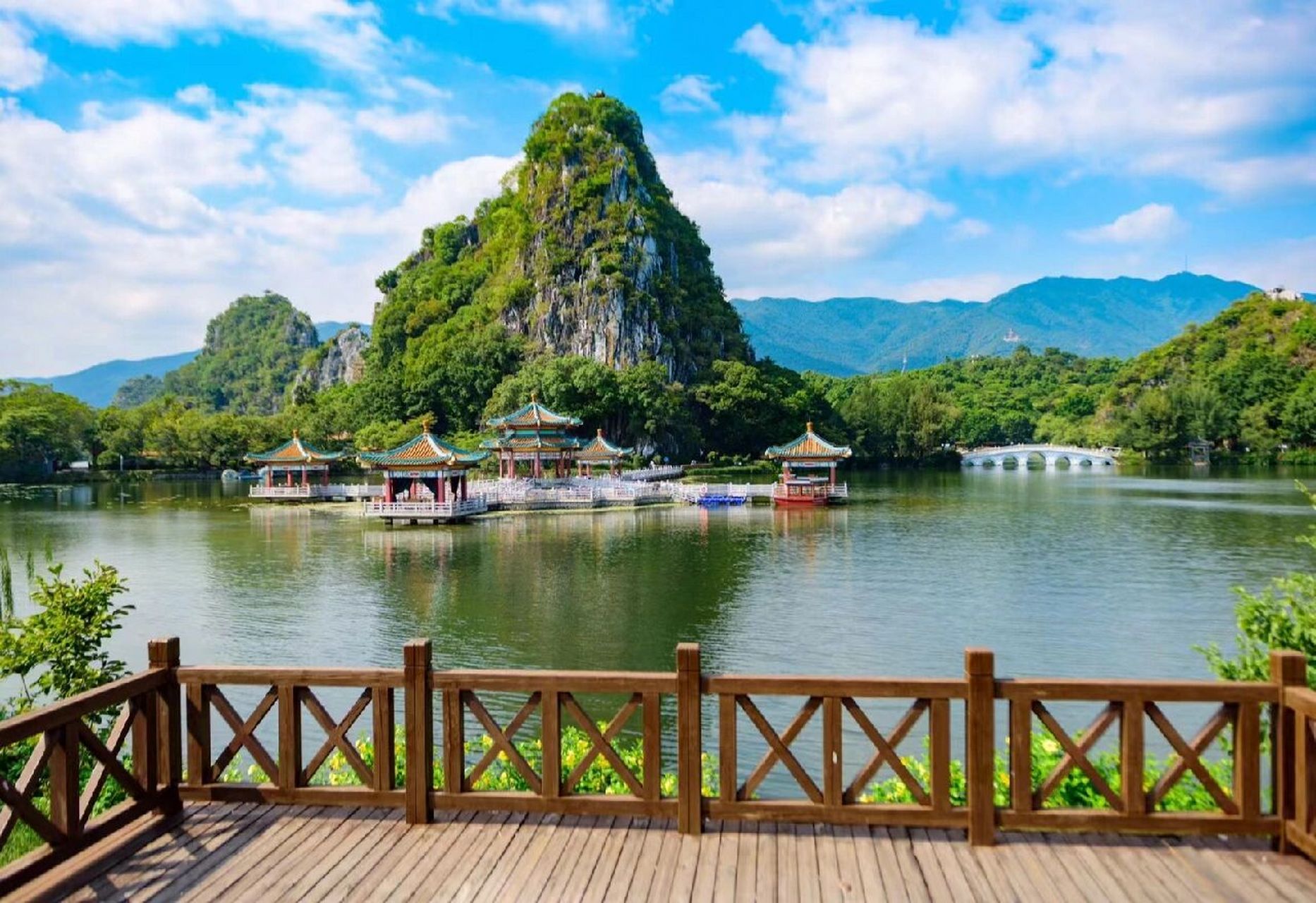 风景如画的七星岩 七星岩位于广东省肇庆市,因七座石灰岩峰排列状如