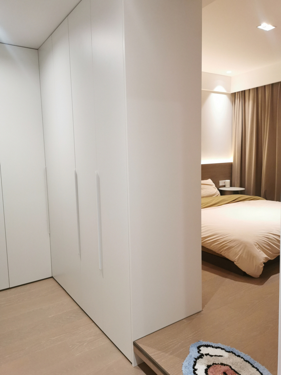 装修最不后悔的一个设计 :地台77l型衣柜95 本来厕所正对着床 l型