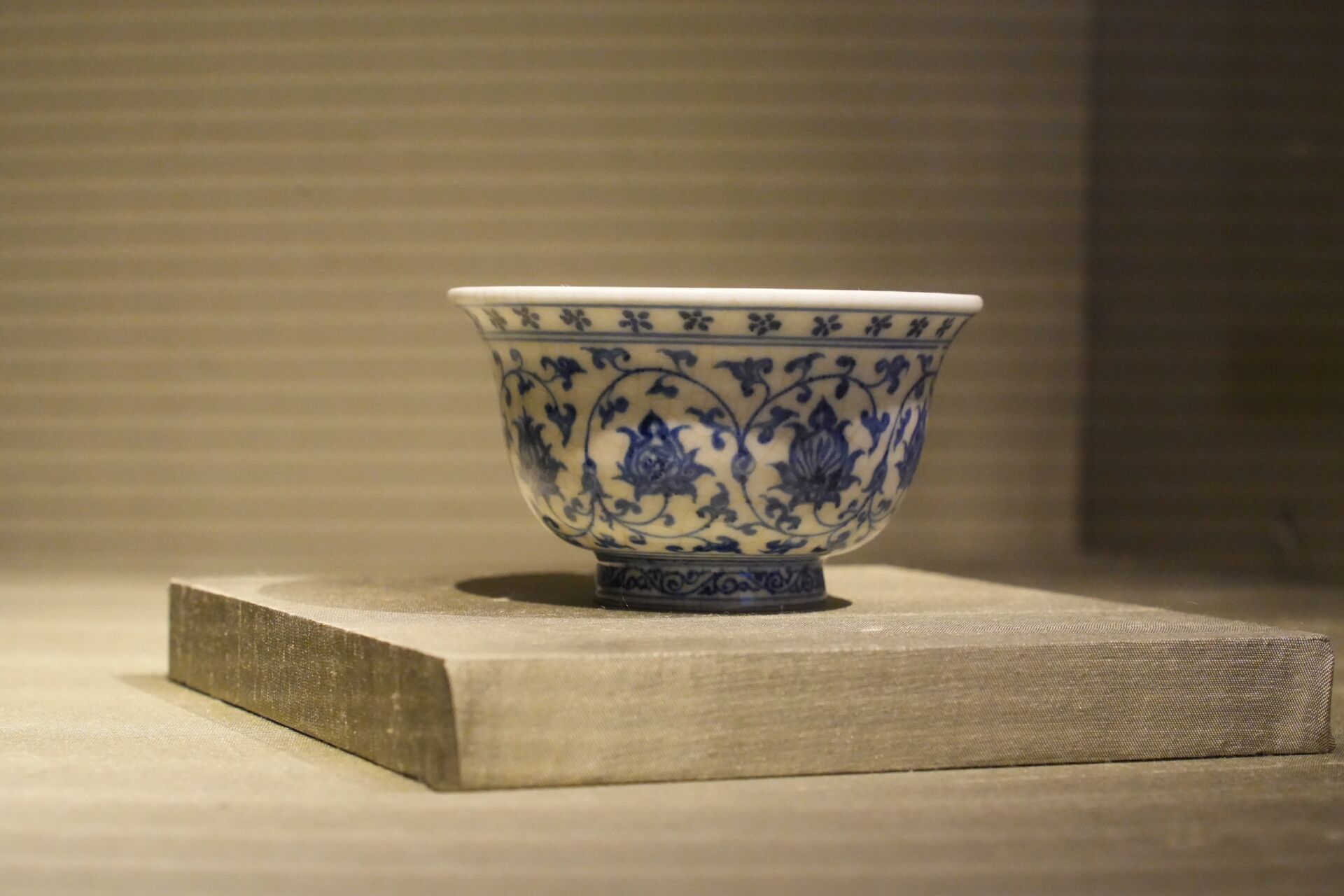 永乐压手杯—苏州博物馆(东馆) 永乐青花缠枝莲纹压手杯,传世品极少